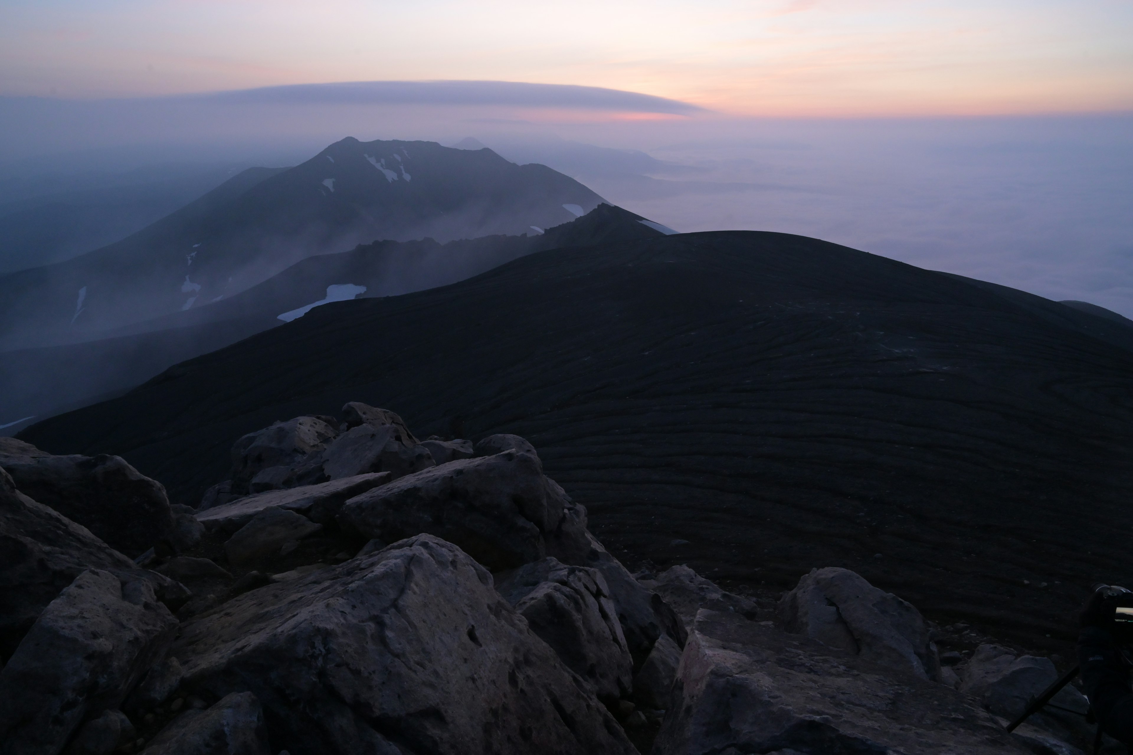 山の頂上からの風景 薄暗い空と霧に包まれた山々