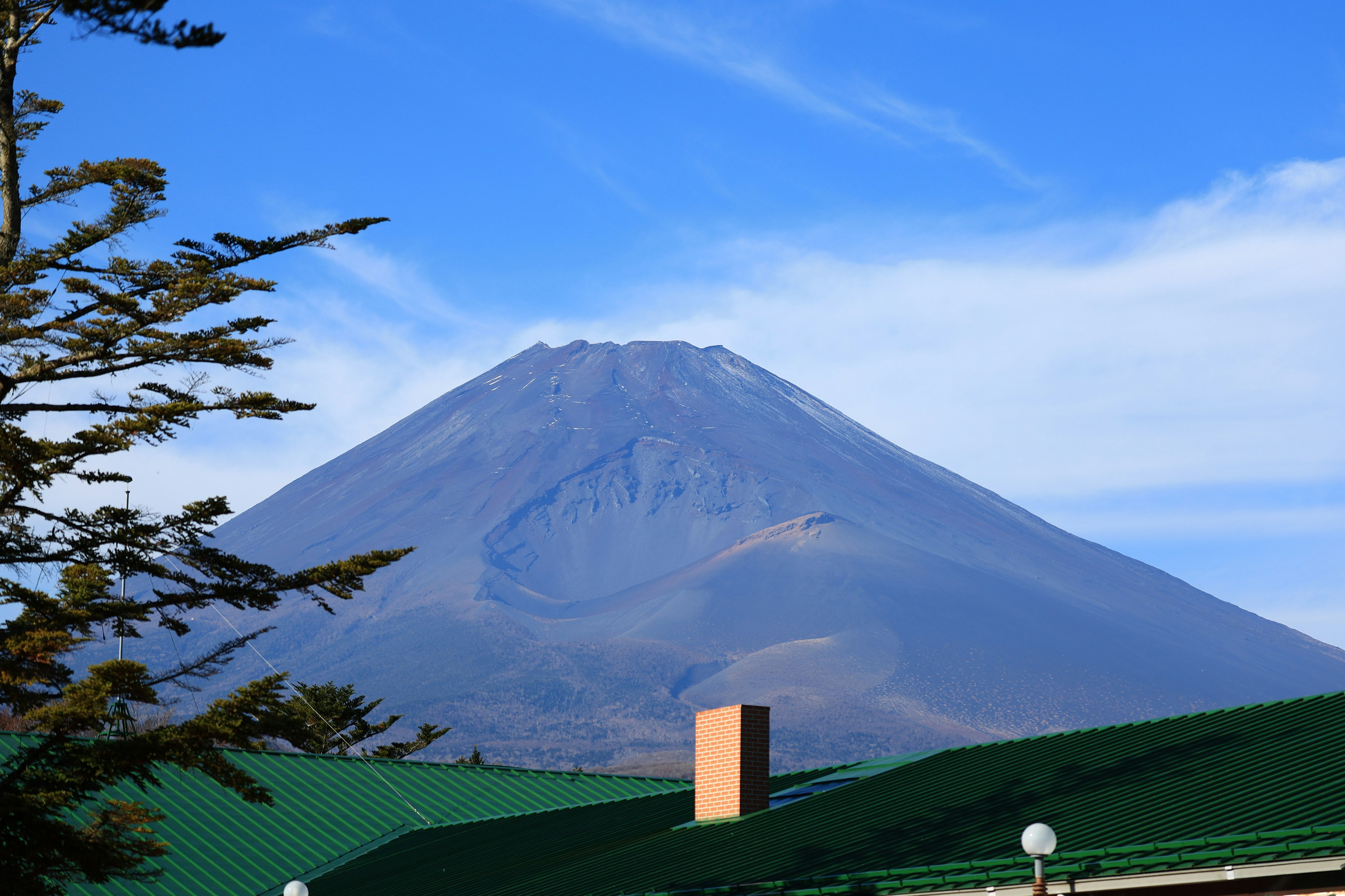 富士山的壯麗景色與晴朗的藍天