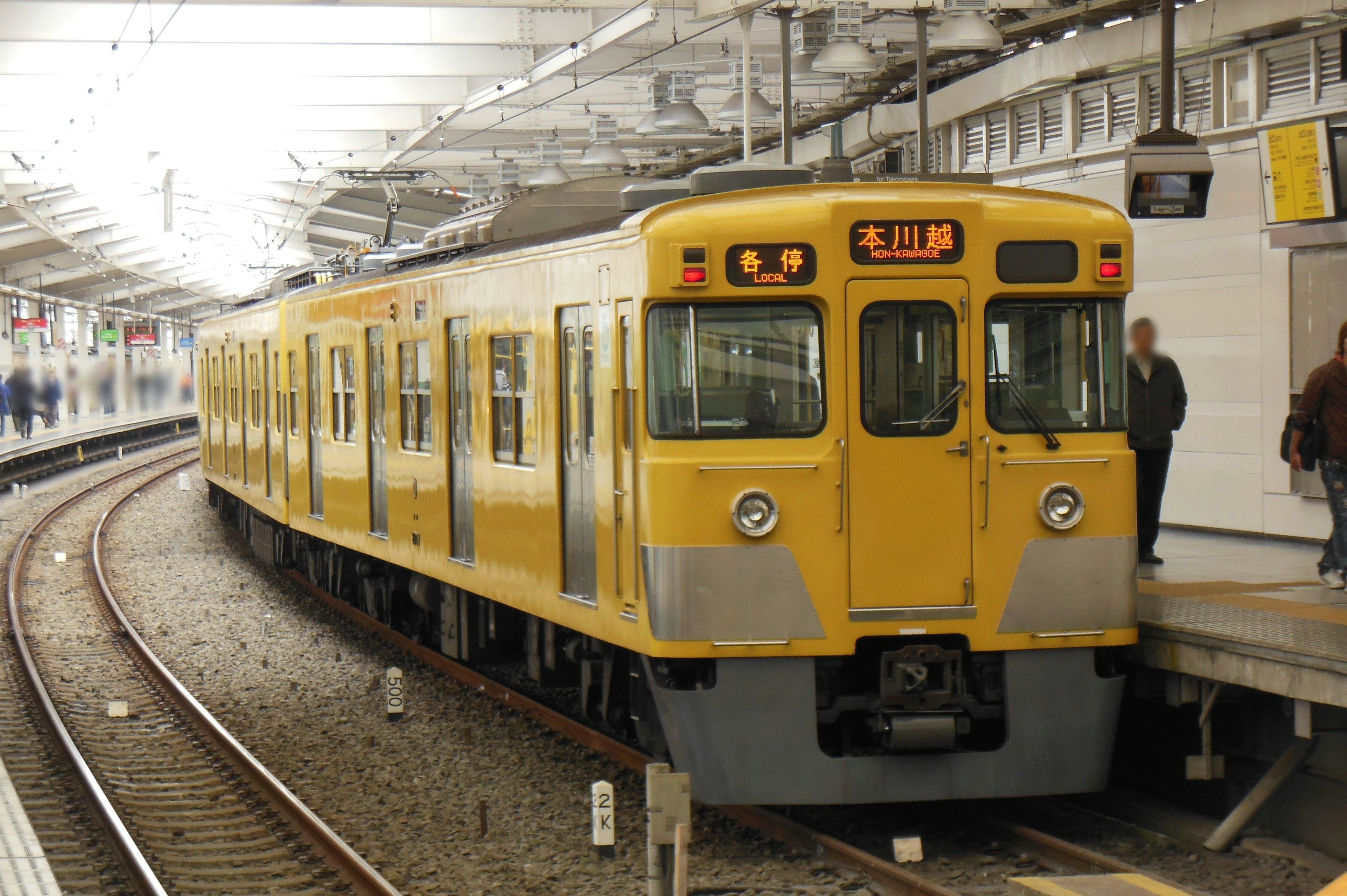 Kereta bawah tanah kuning di stasiun