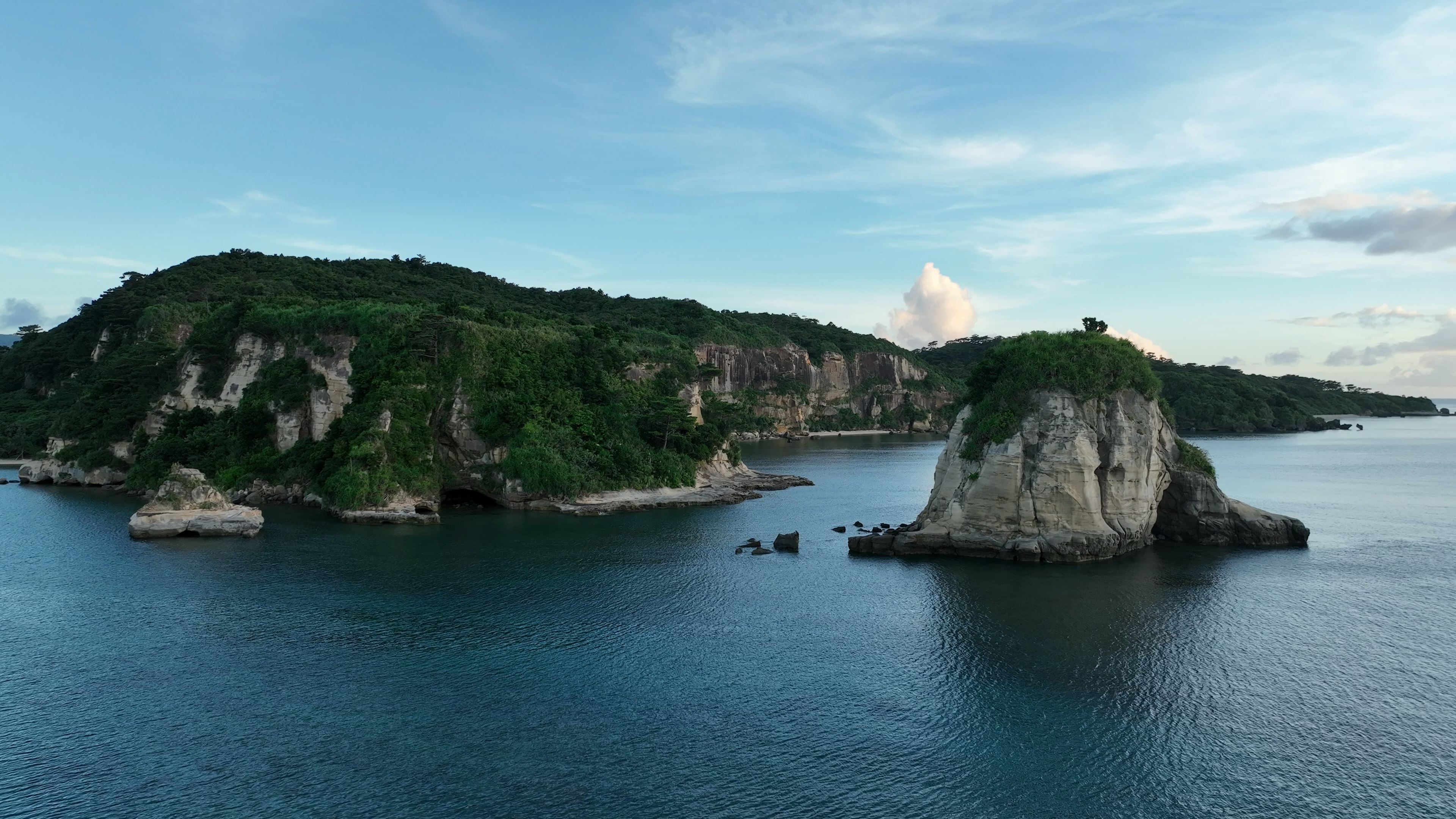 青い海に囲まれた緑豊かな島々の風景