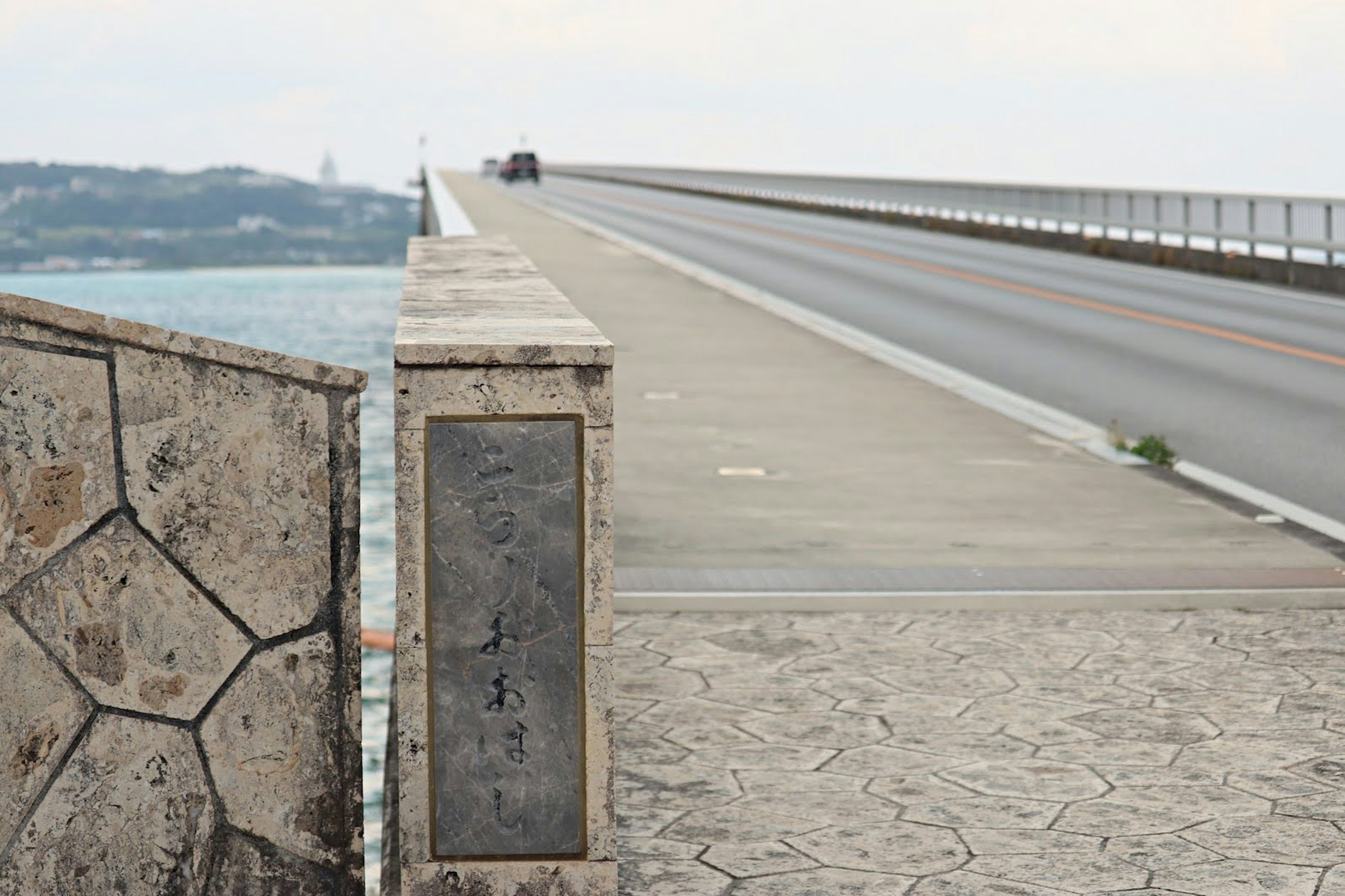 桥附近的道路和海景图像