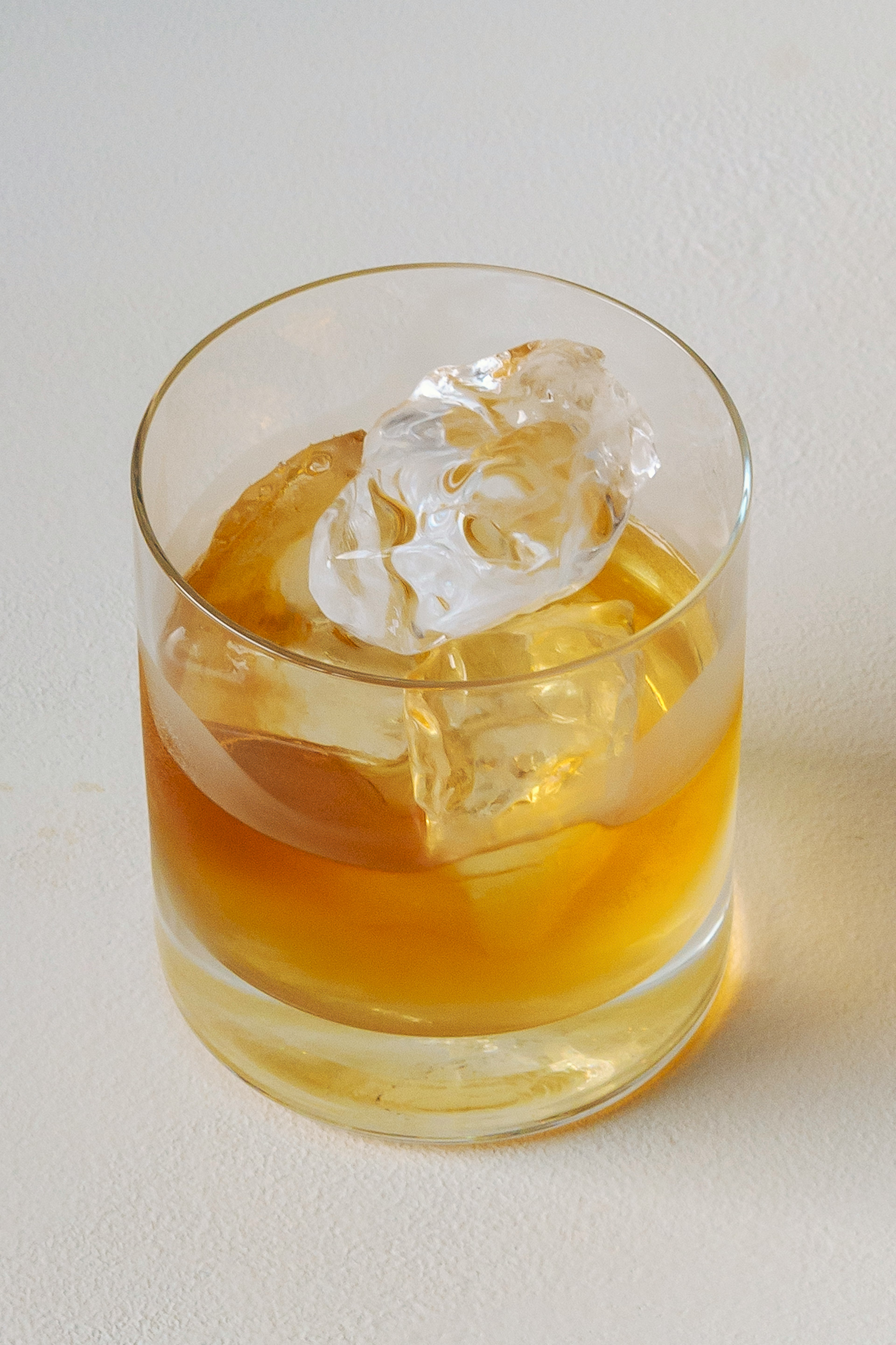 Nahaufnahme eines Whiskyglases mit Eis