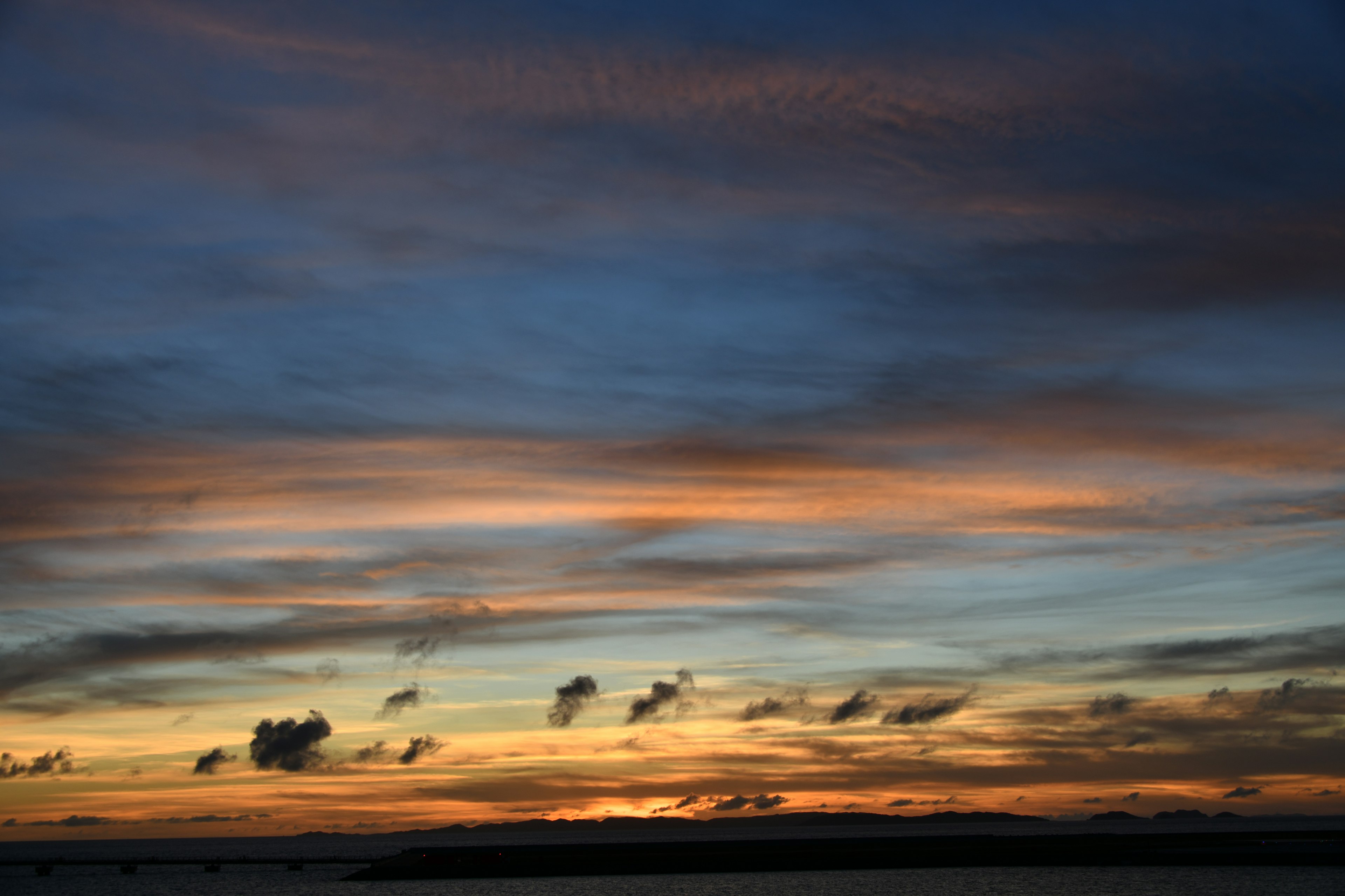 Coucher de soleil magnifique avec des couleurs vives et des nuages épars