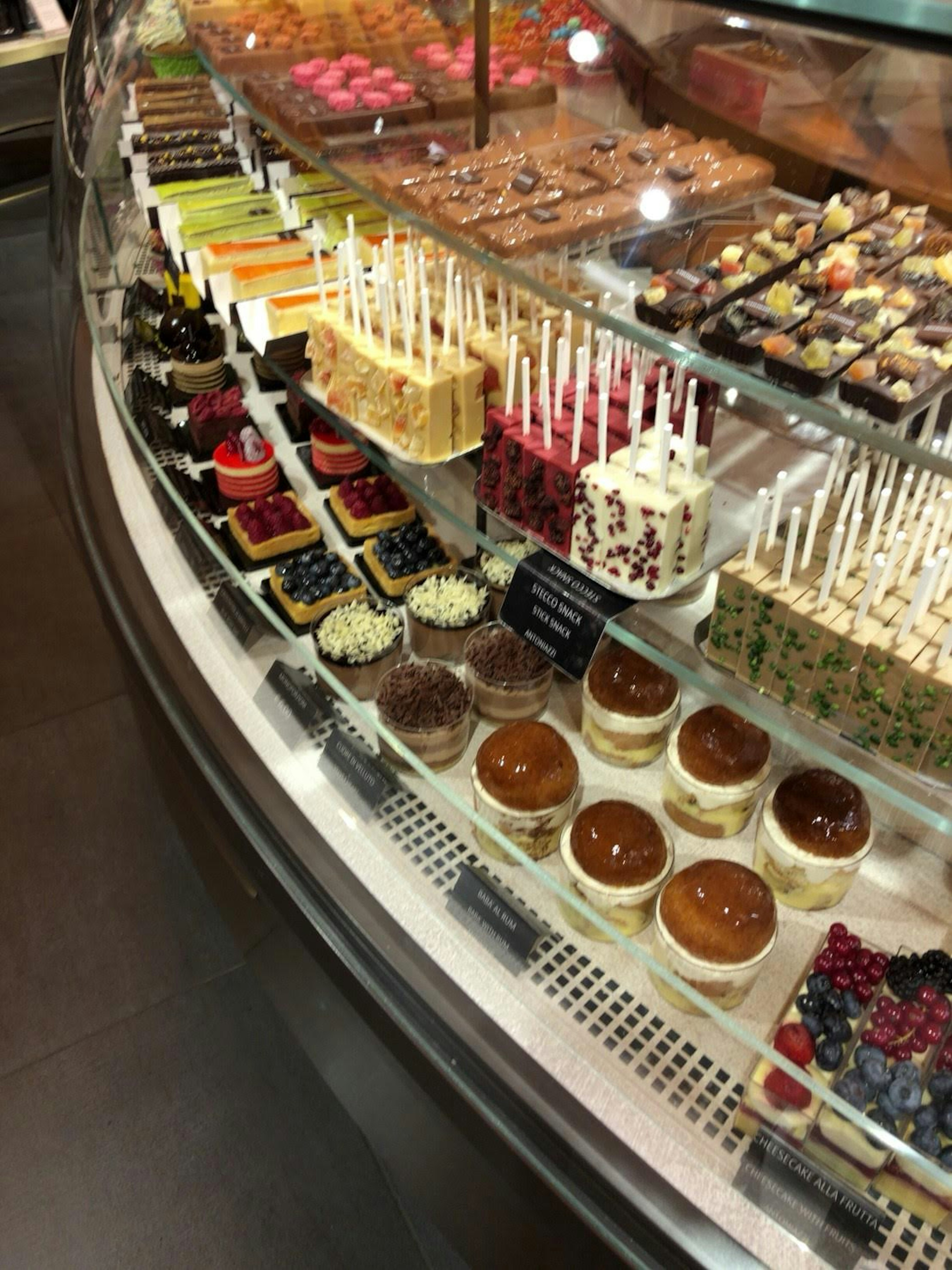 Vitrine de desserts colorée avec une variété de gâteaux et de douceurs