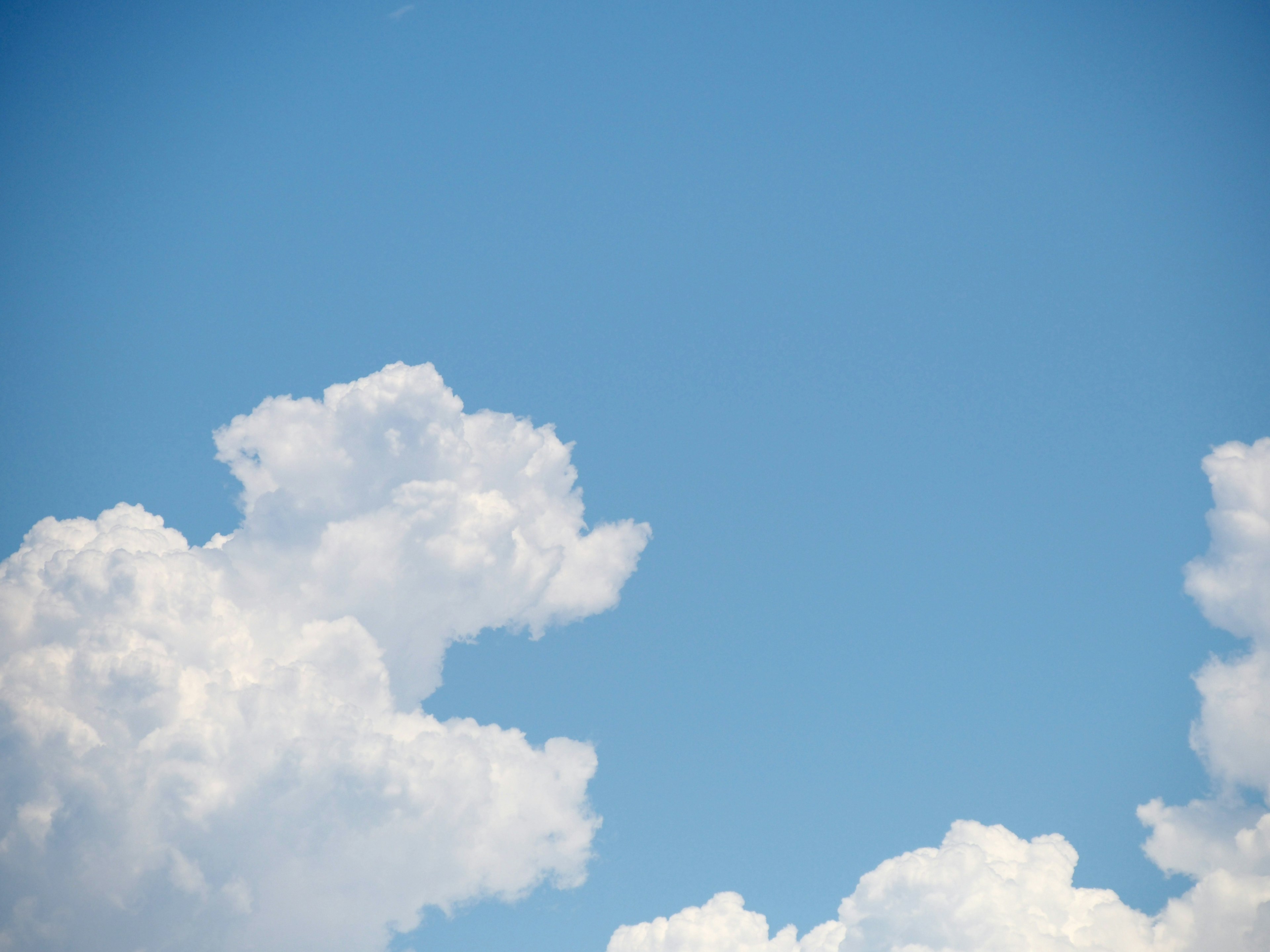 Scena tranquilla di cielo blu con nuvole bianche