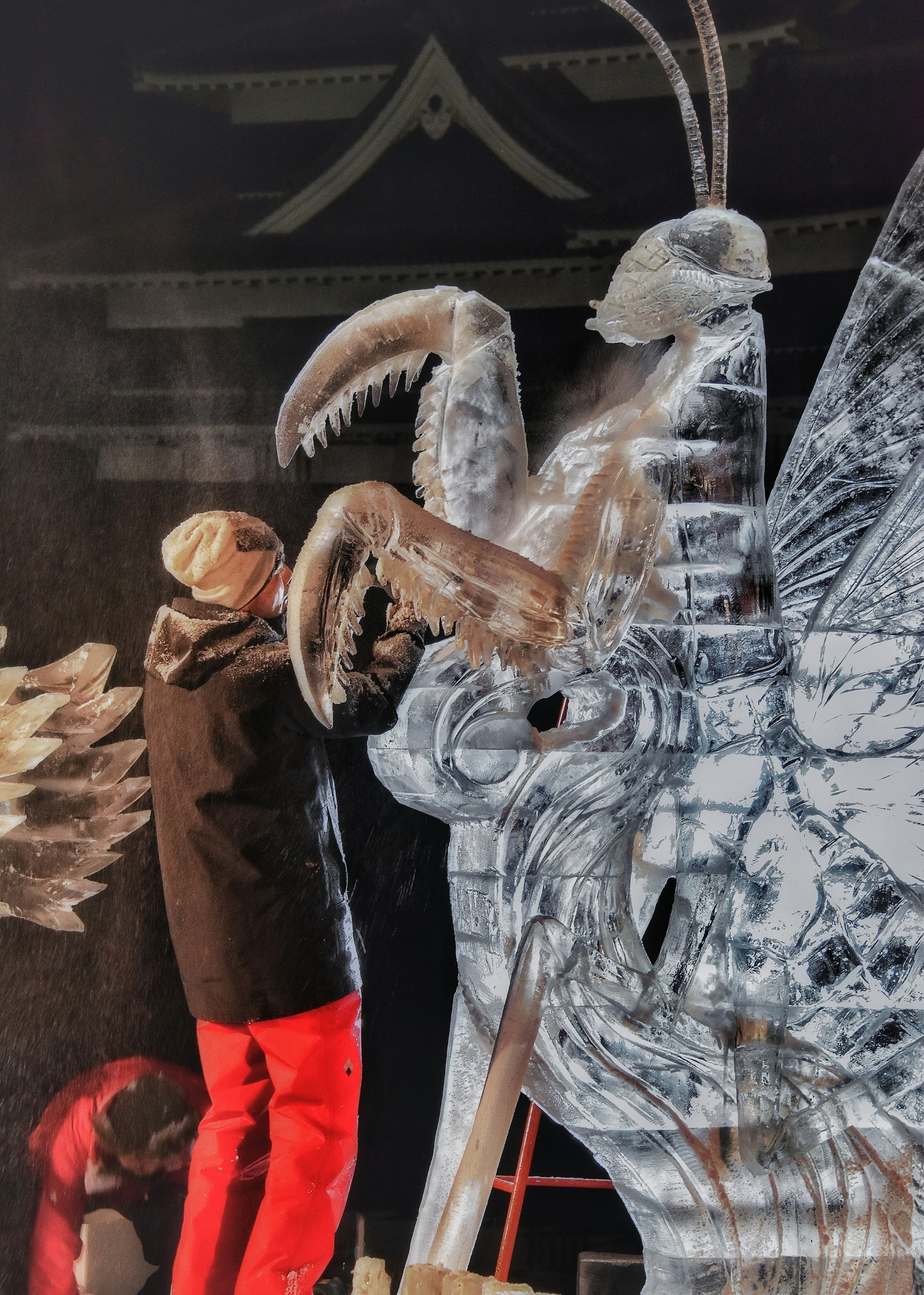 Artiste sculptant une sculpture en glace avec des détails complexes