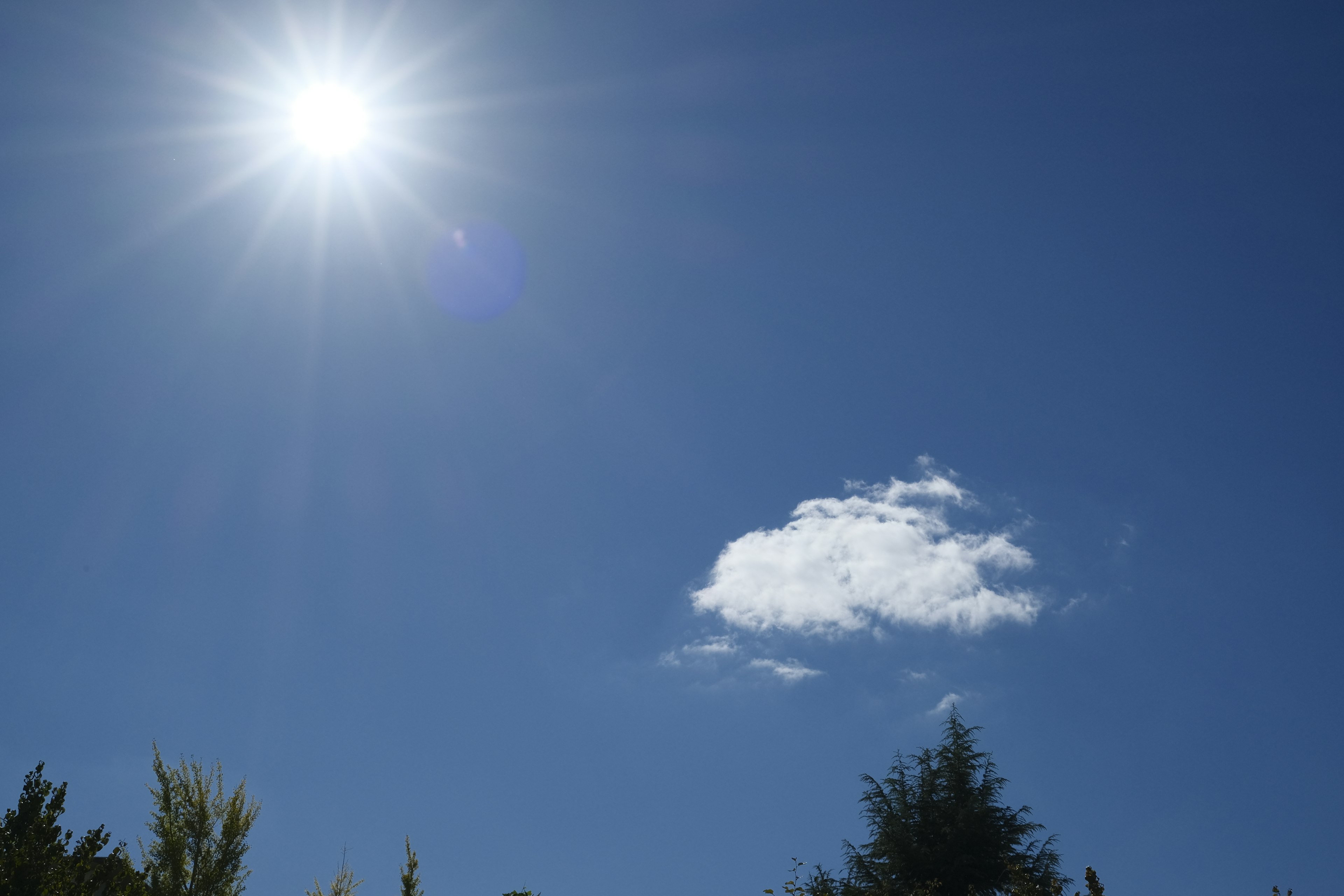 Nube blanca en un cielo azul con luz brillante