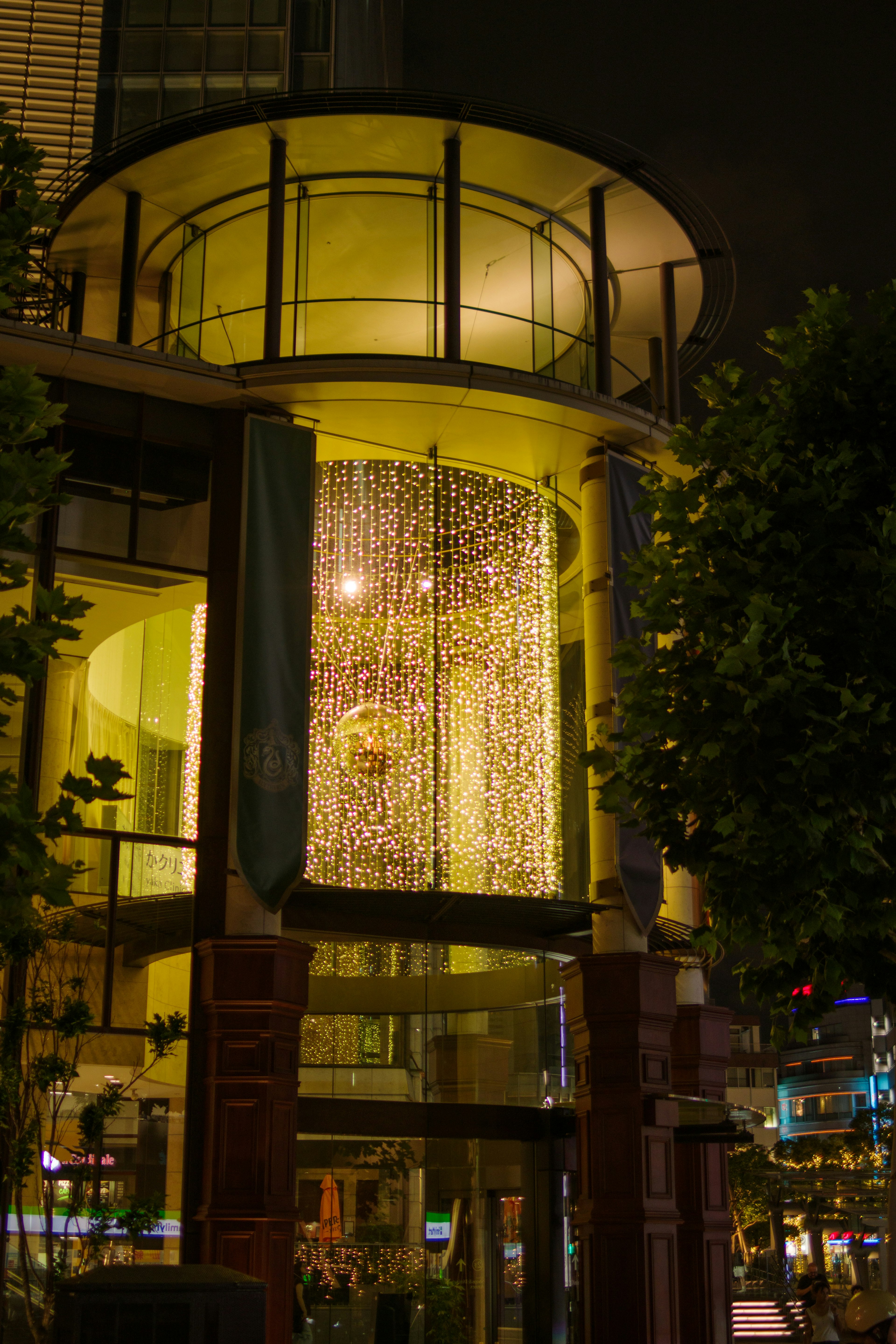 Bâtiment moderne avec un chandelier illuminé la nuit