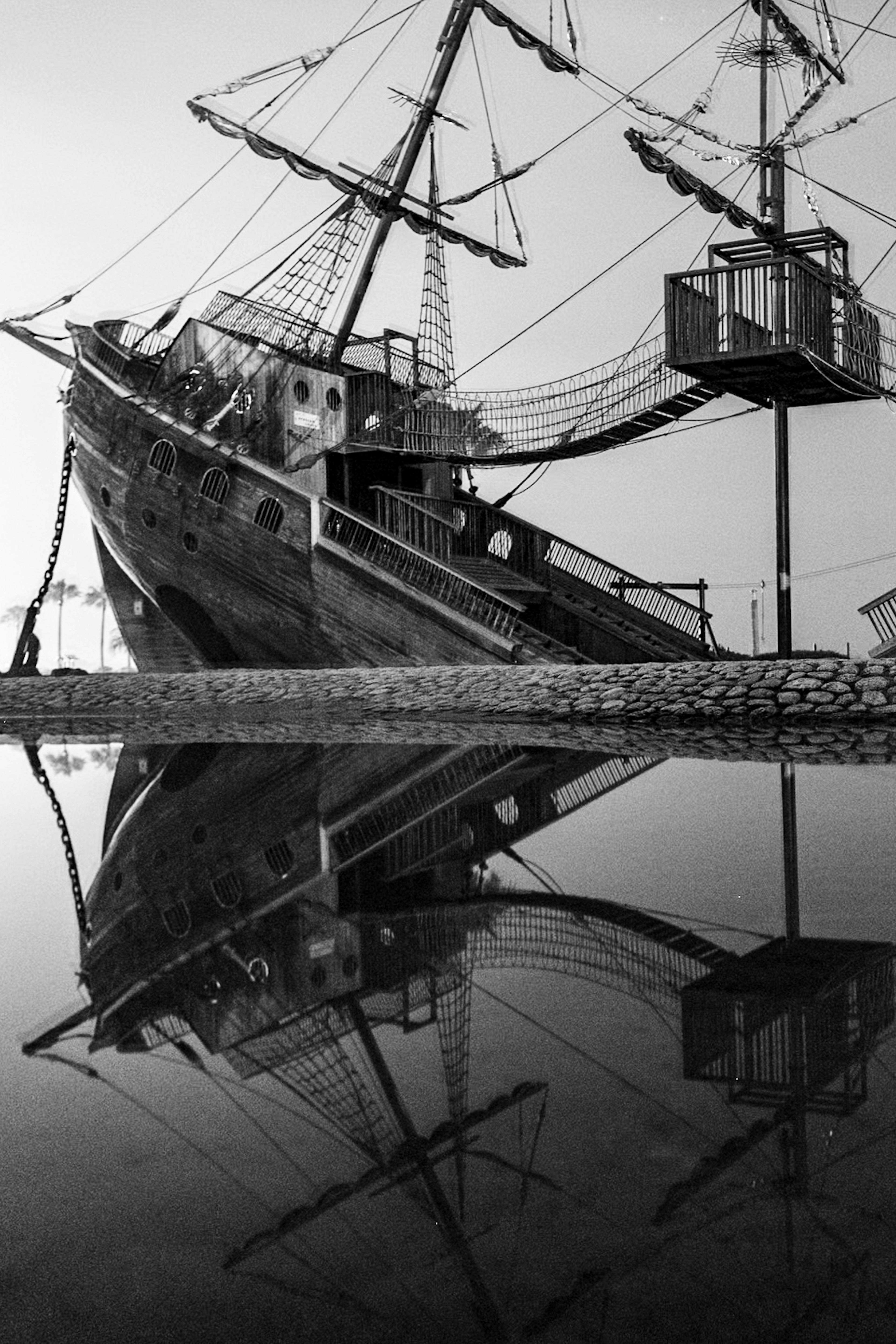 Ein schwarz-weißes Schiff spiegelt sich auf der Wasseroberfläche