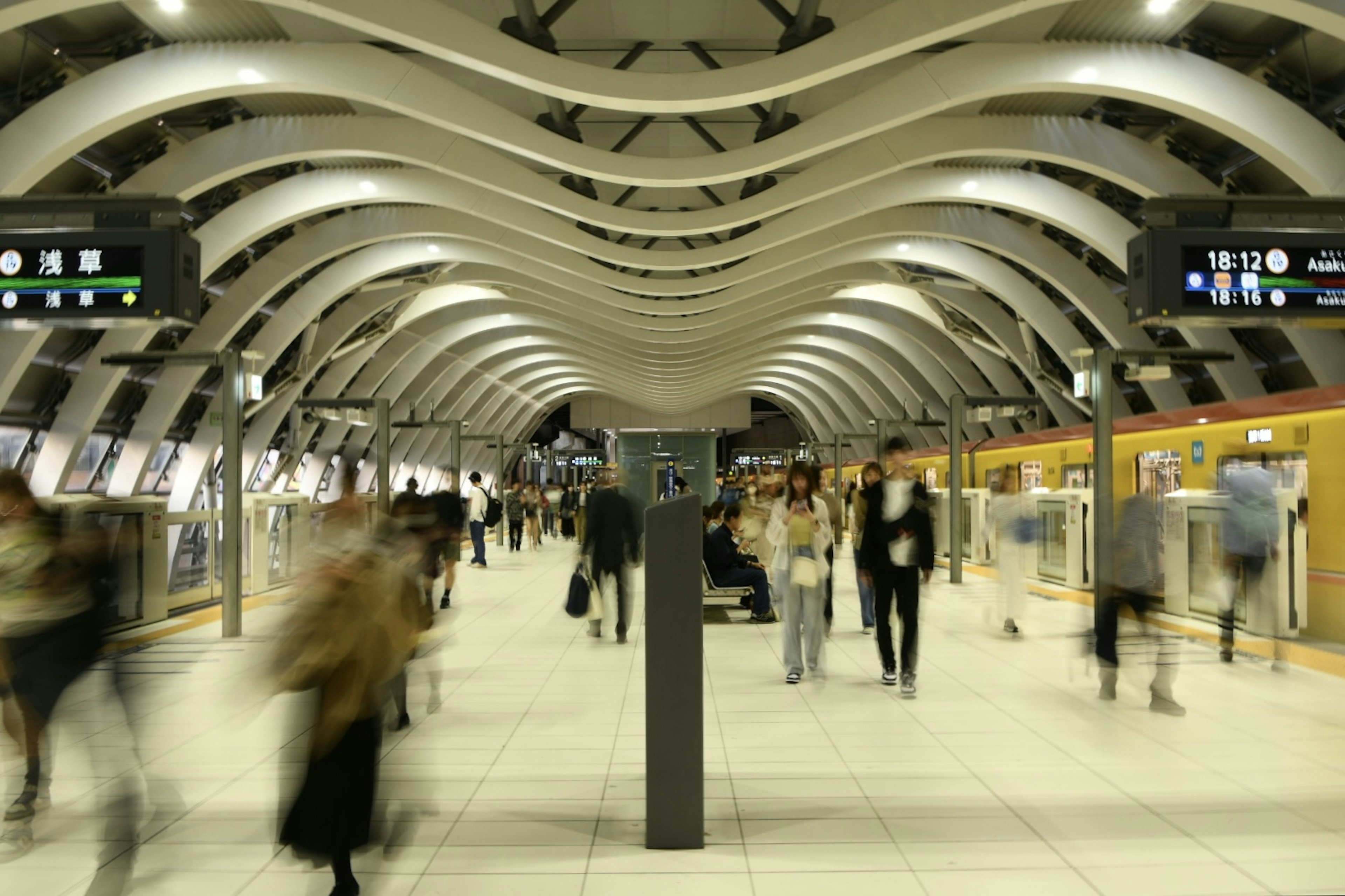 現代的なデザインの地下鉄駅で多くの人々が行き交う風景