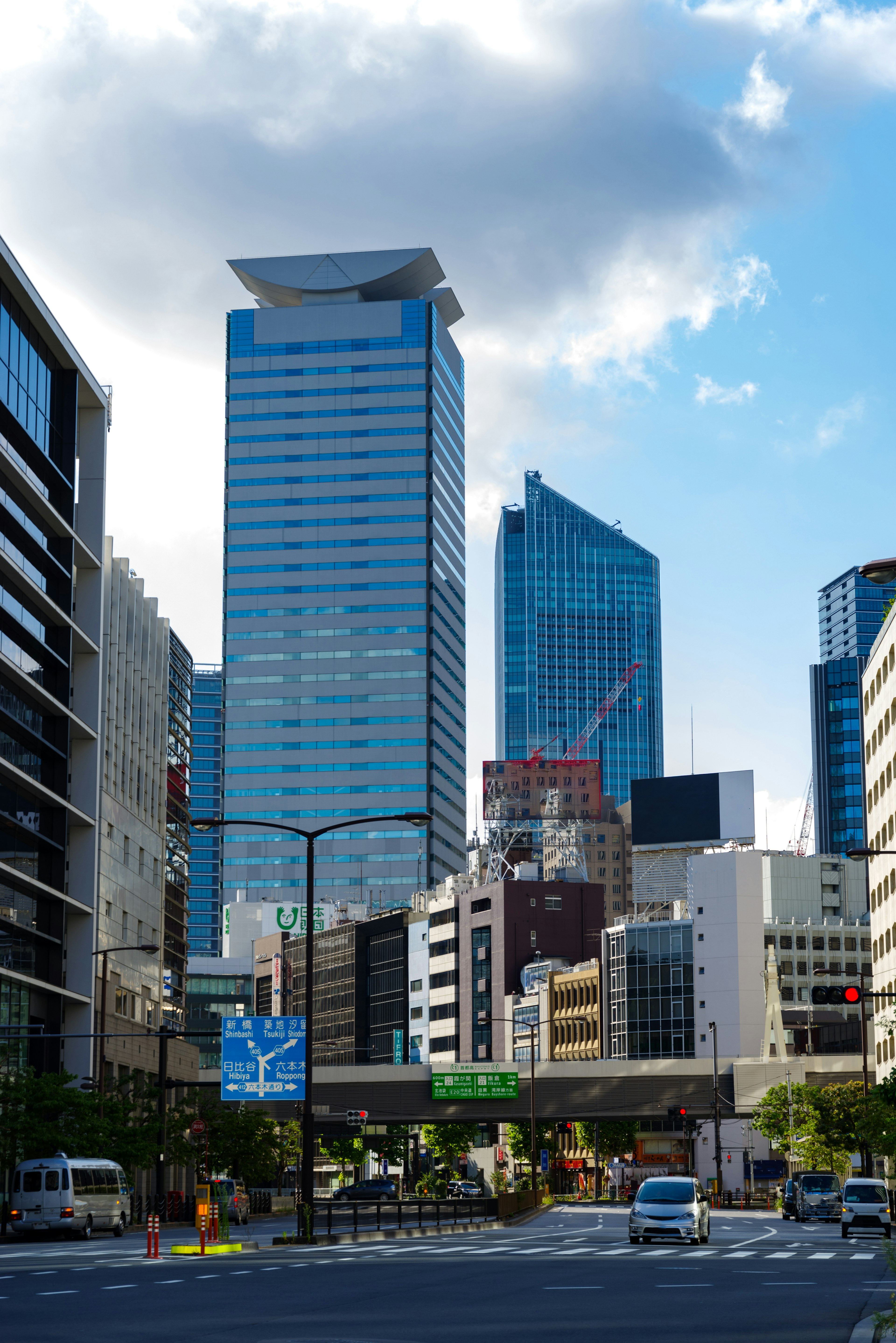 城市风景，摩天大楼在蓝天和云朵下