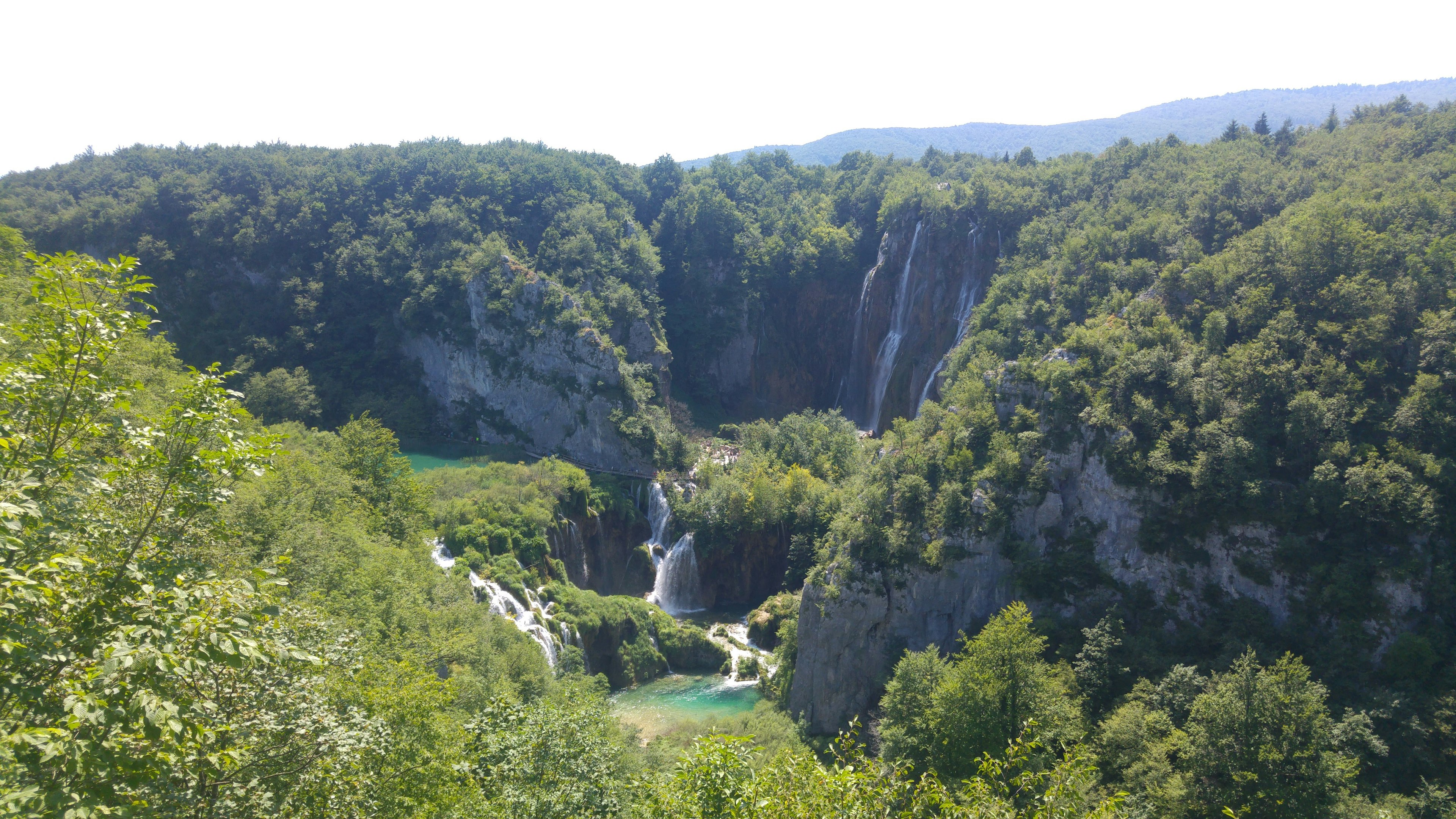 Vista escénica de montañas verdes y cascadas