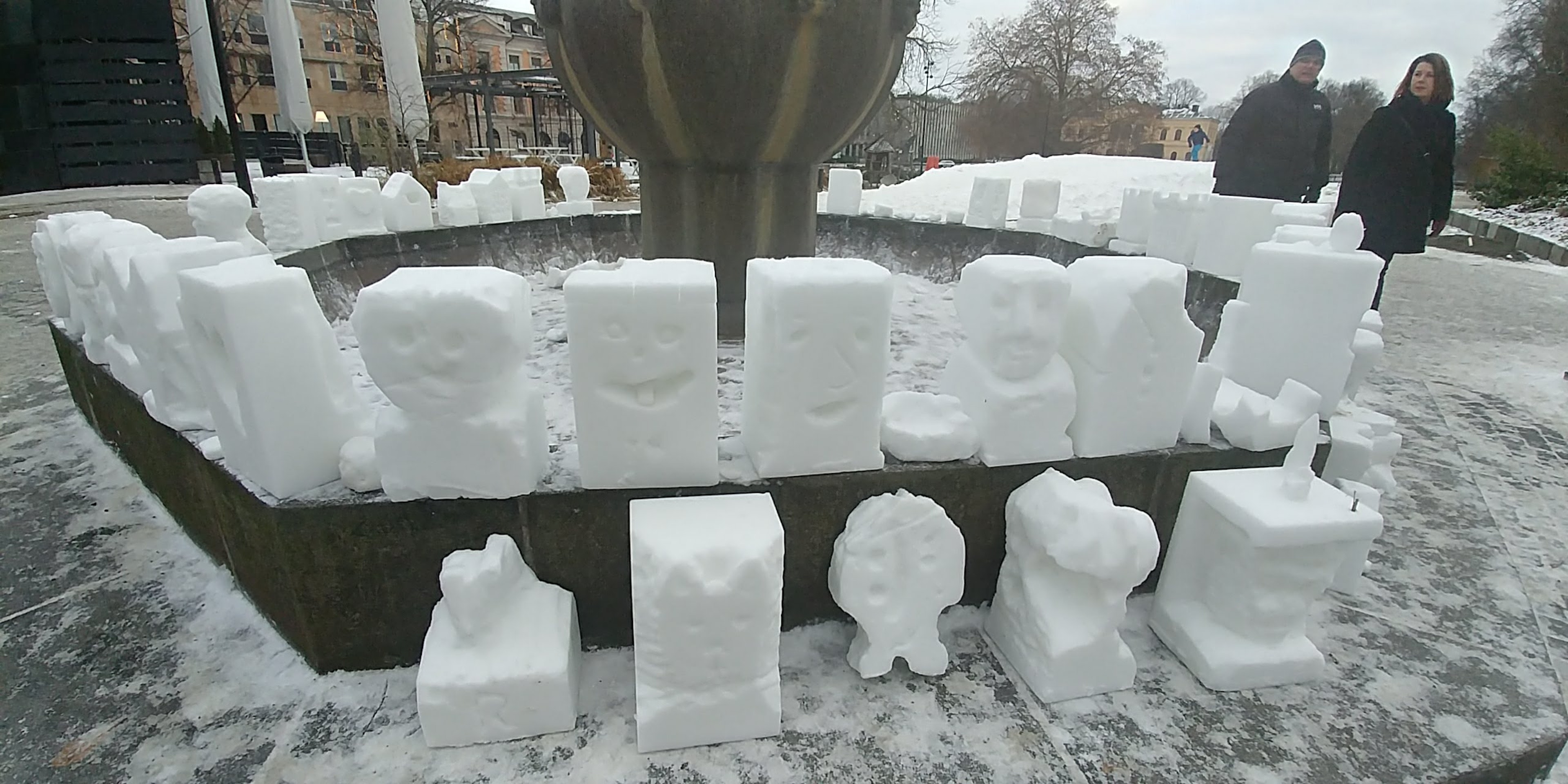 雪で作られた彫刻が並ぶ噴水周辺の風景