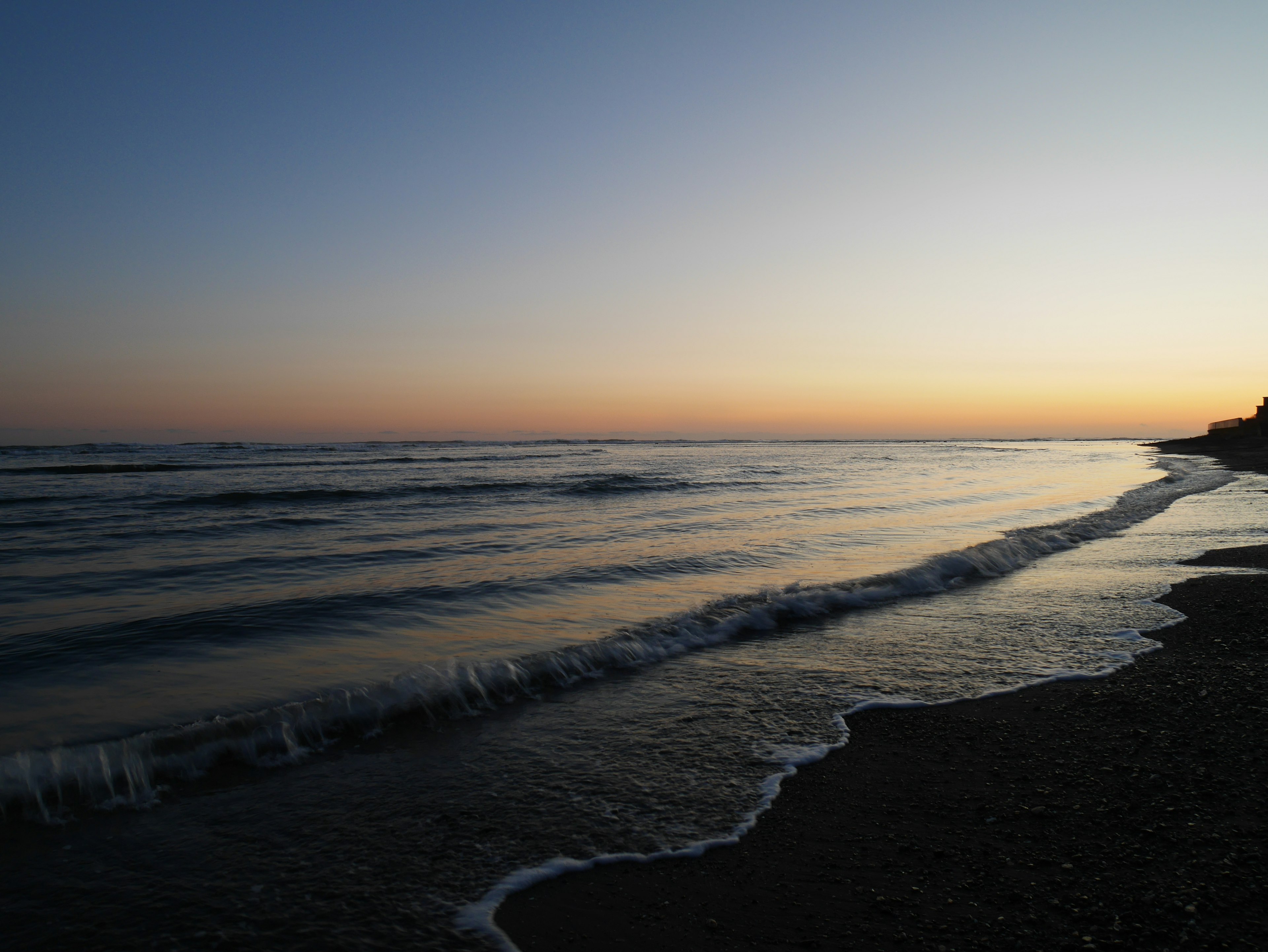 海岸線と波のある海の風景夕暮れ時の穏やかな色合い