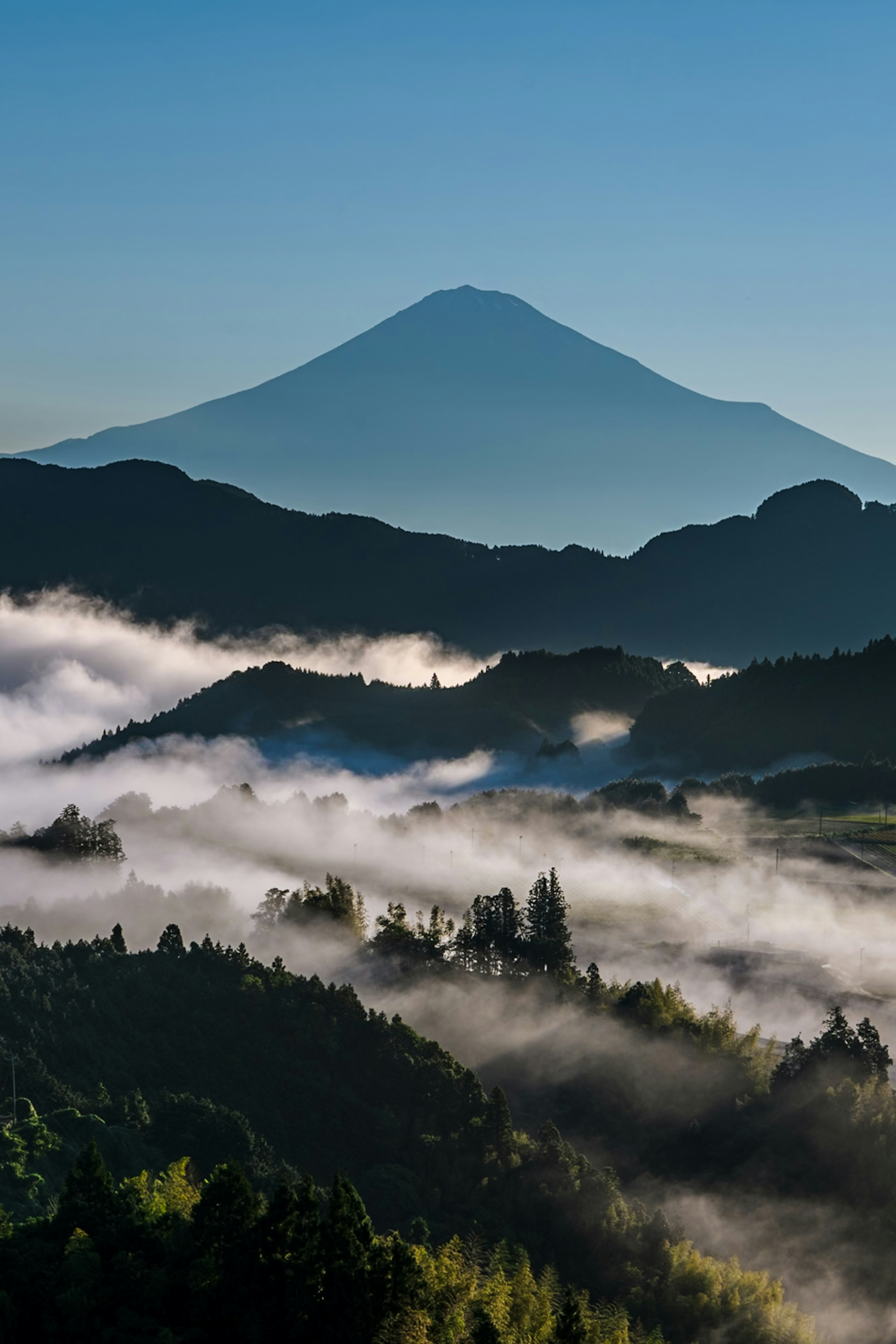 Paysage avec une mer de nuages et des montagnes sous un ciel bleu silhouette du mont Fuji