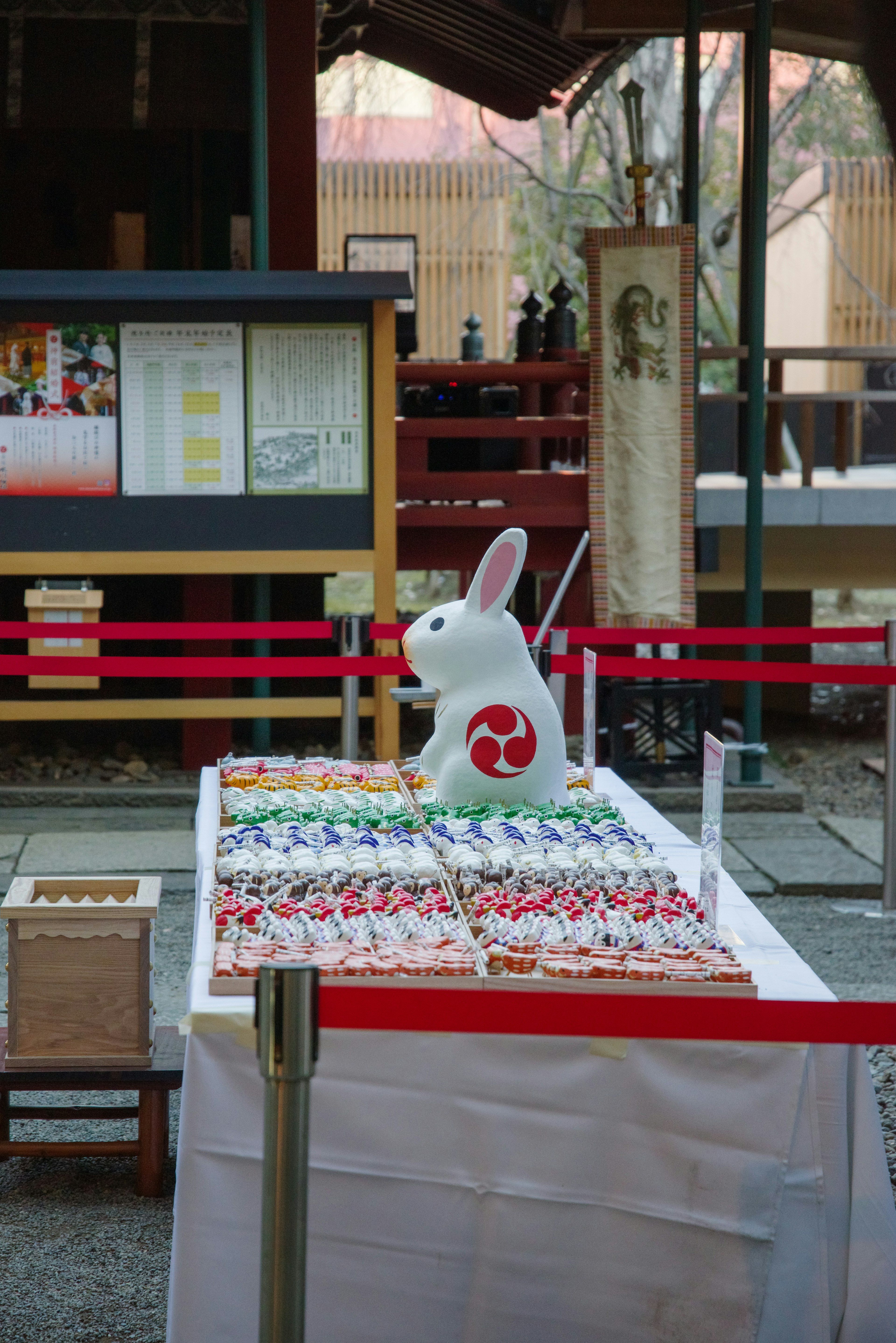 白いウサギの飾りと色とりどりの餅が並んだテーブルのある風景