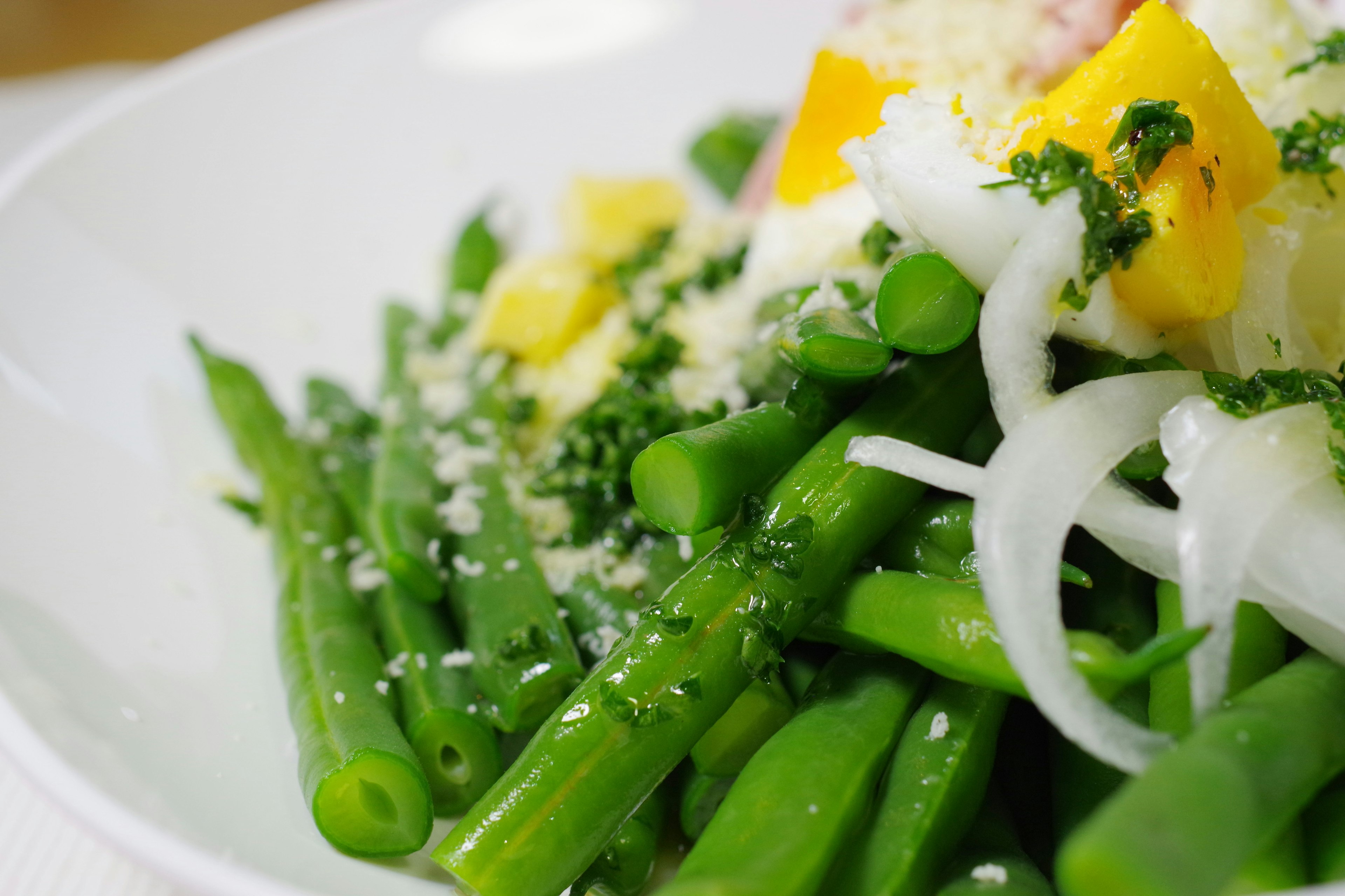 Salat mit grünen Bohnen, Eiern, Petersilie und Zwiebeln