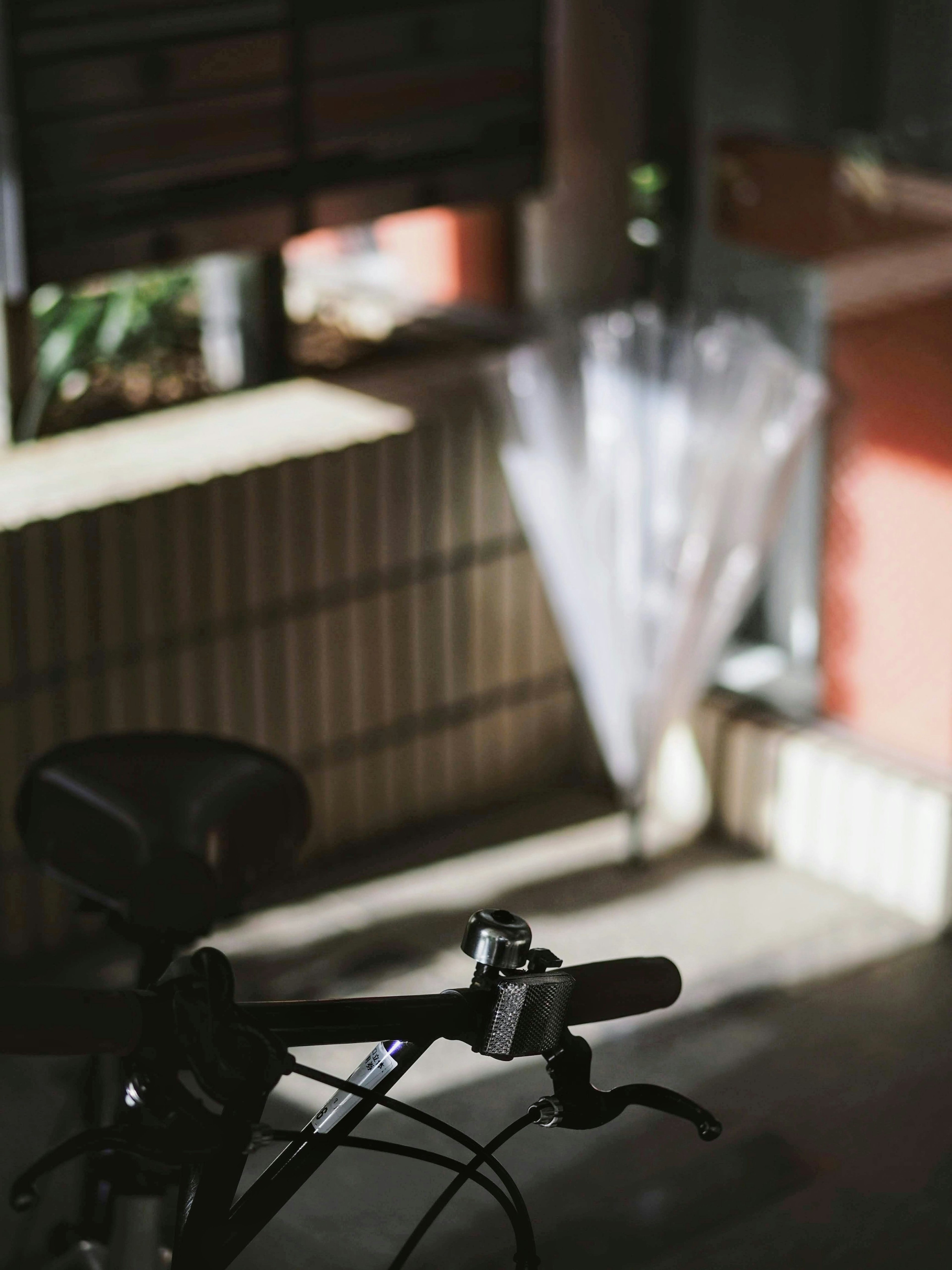 Scène intérieure avec un vélo et un parapluie