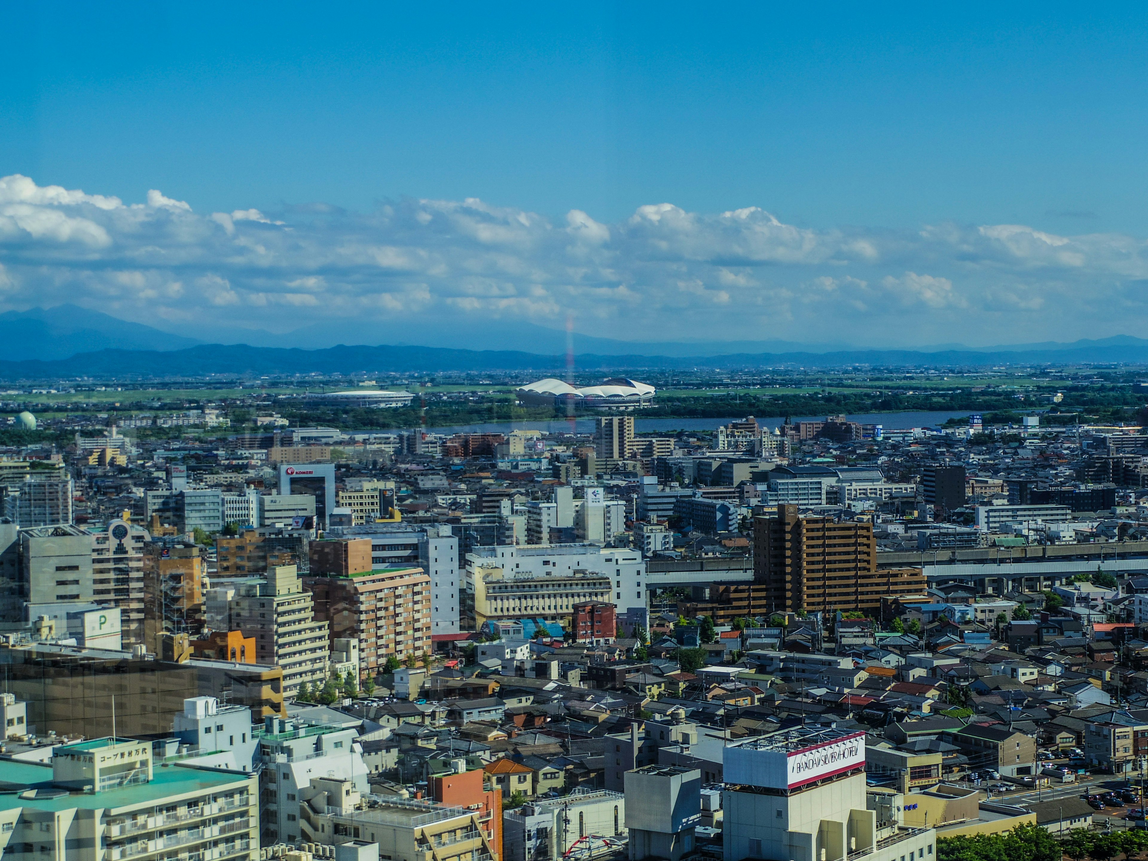 Stadtansicht mit Gebäuden und blauem Himmel