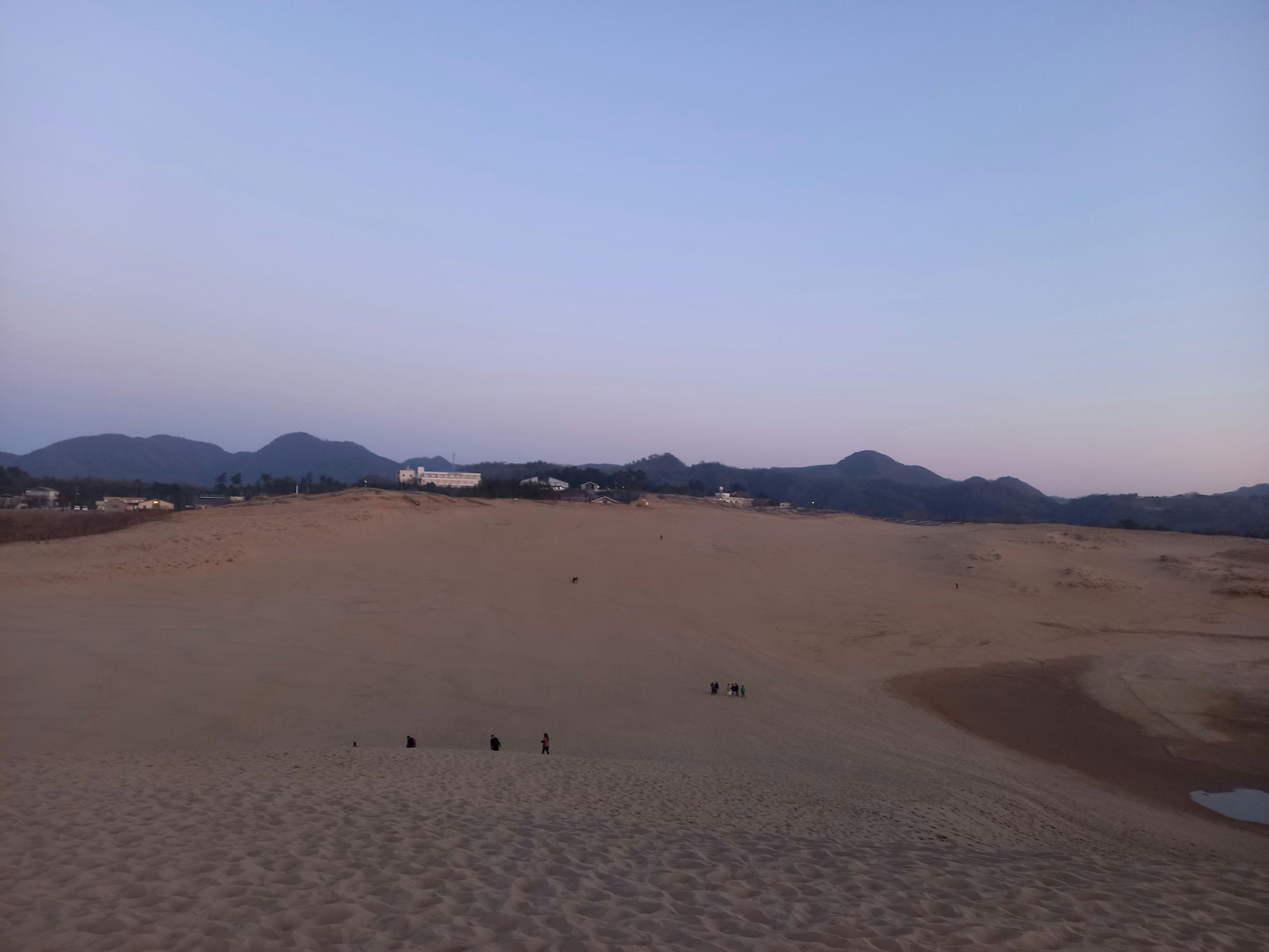 Weite Sanddünen mit Bergen im Hintergrund