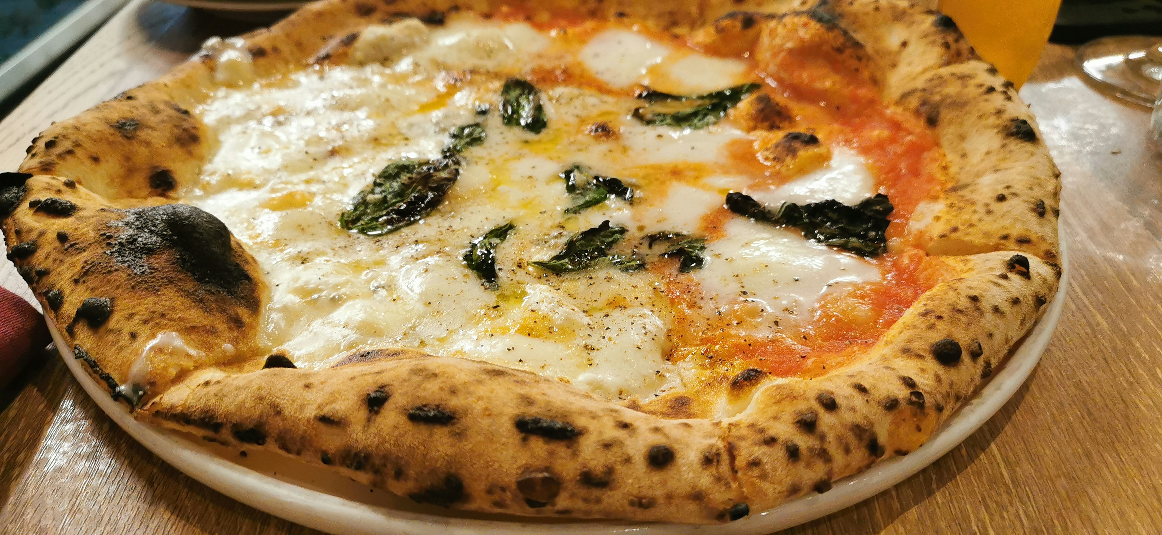 Pizza Margherita mới nướng với phô mai mozzarella và húng quế