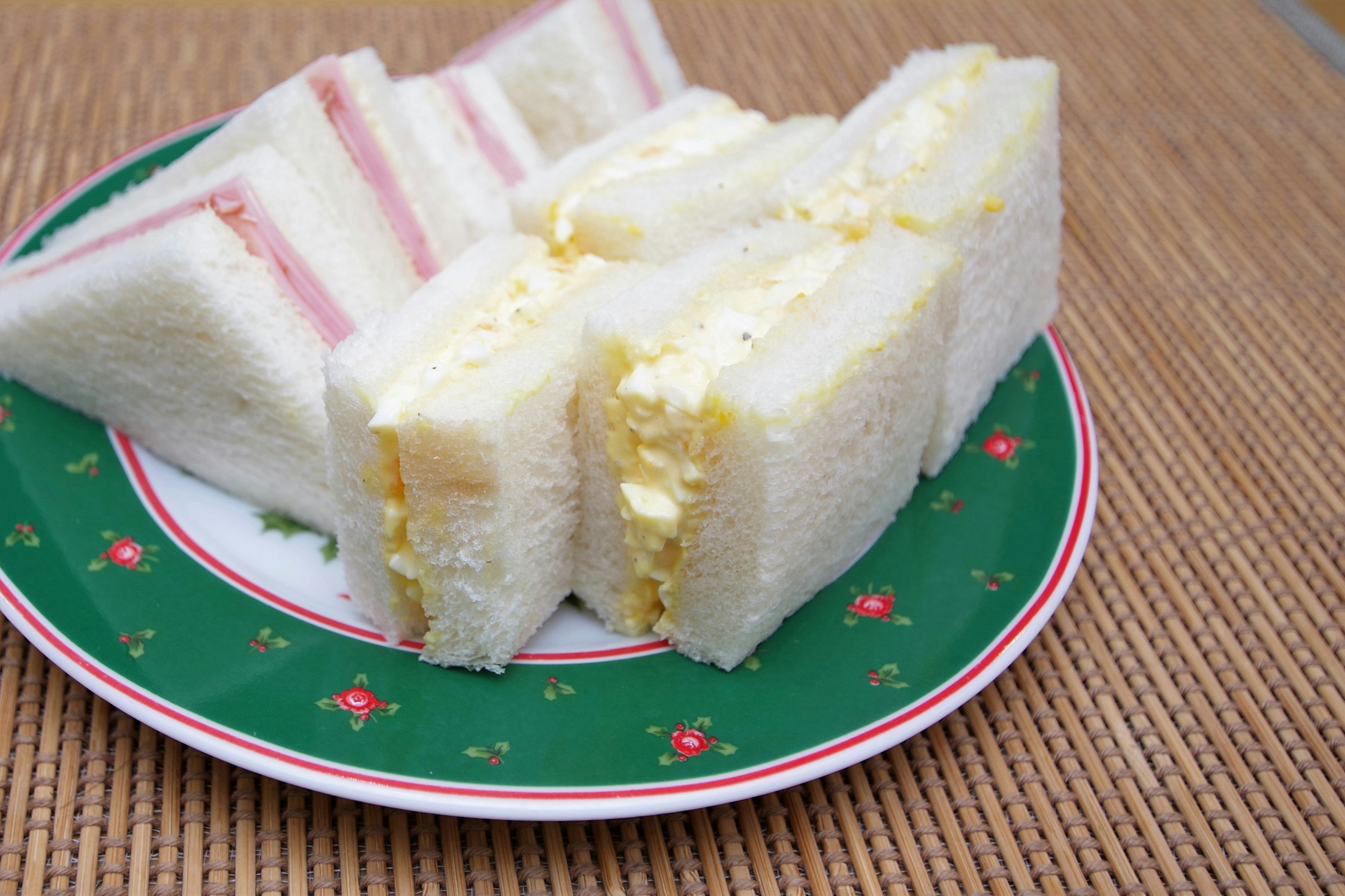 Sándwiches de pan blanco servidos en un plato decorativo