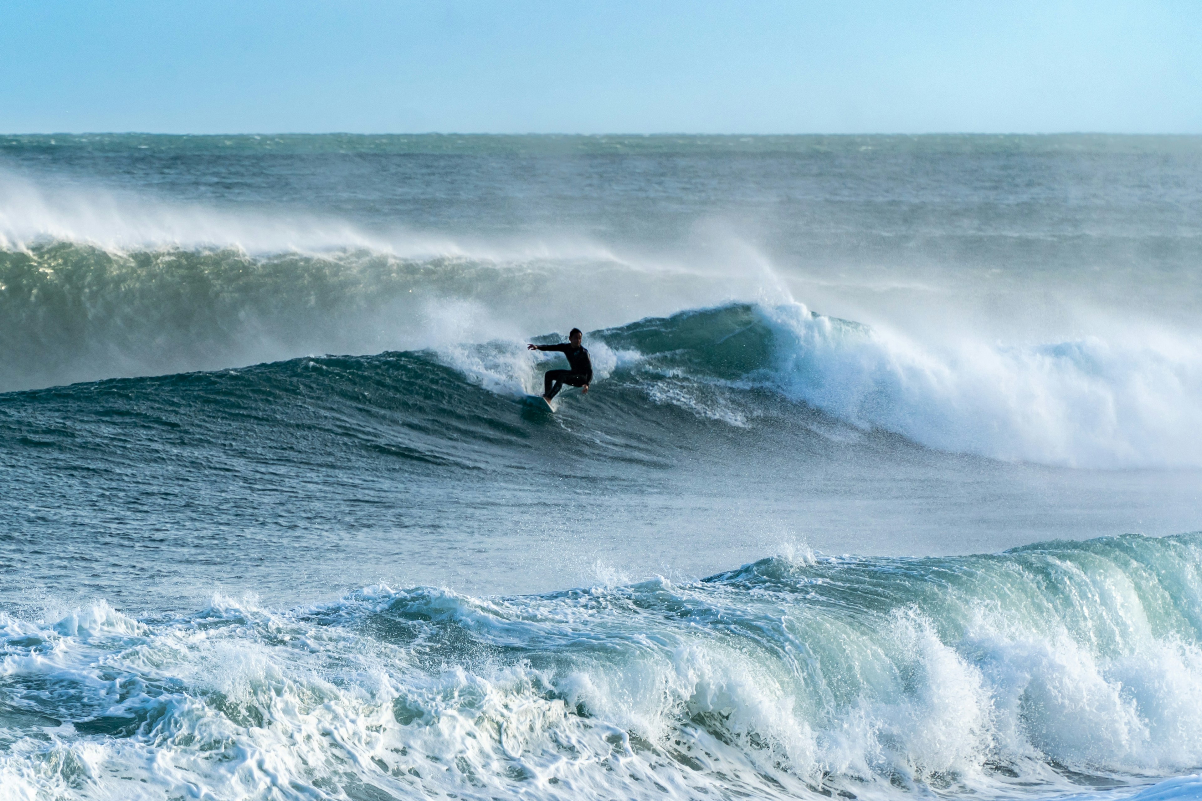 Ein Surfer, der eine große Welle im Ozean reitet