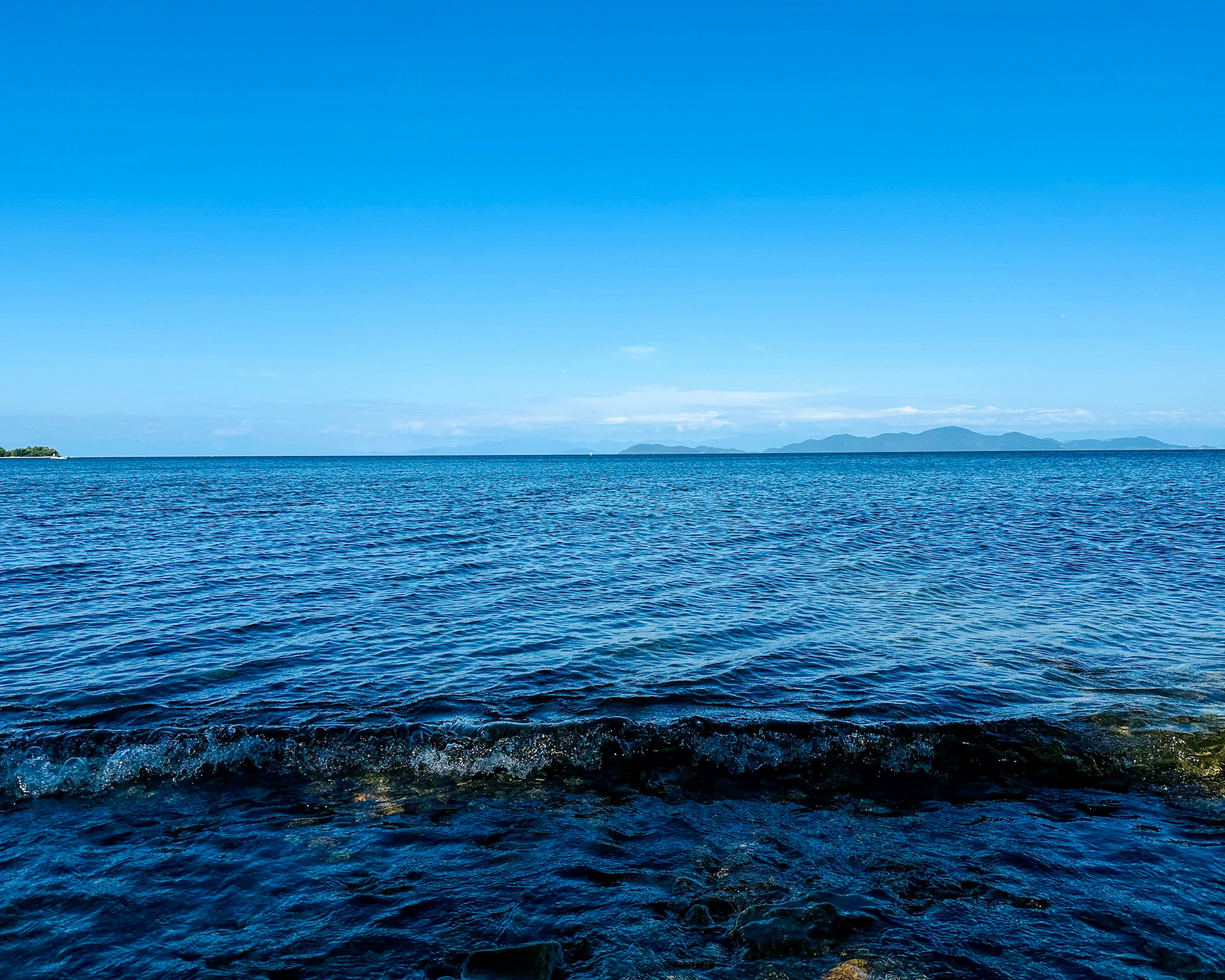 Pemandangan dengan laut biru dan langit yang luas