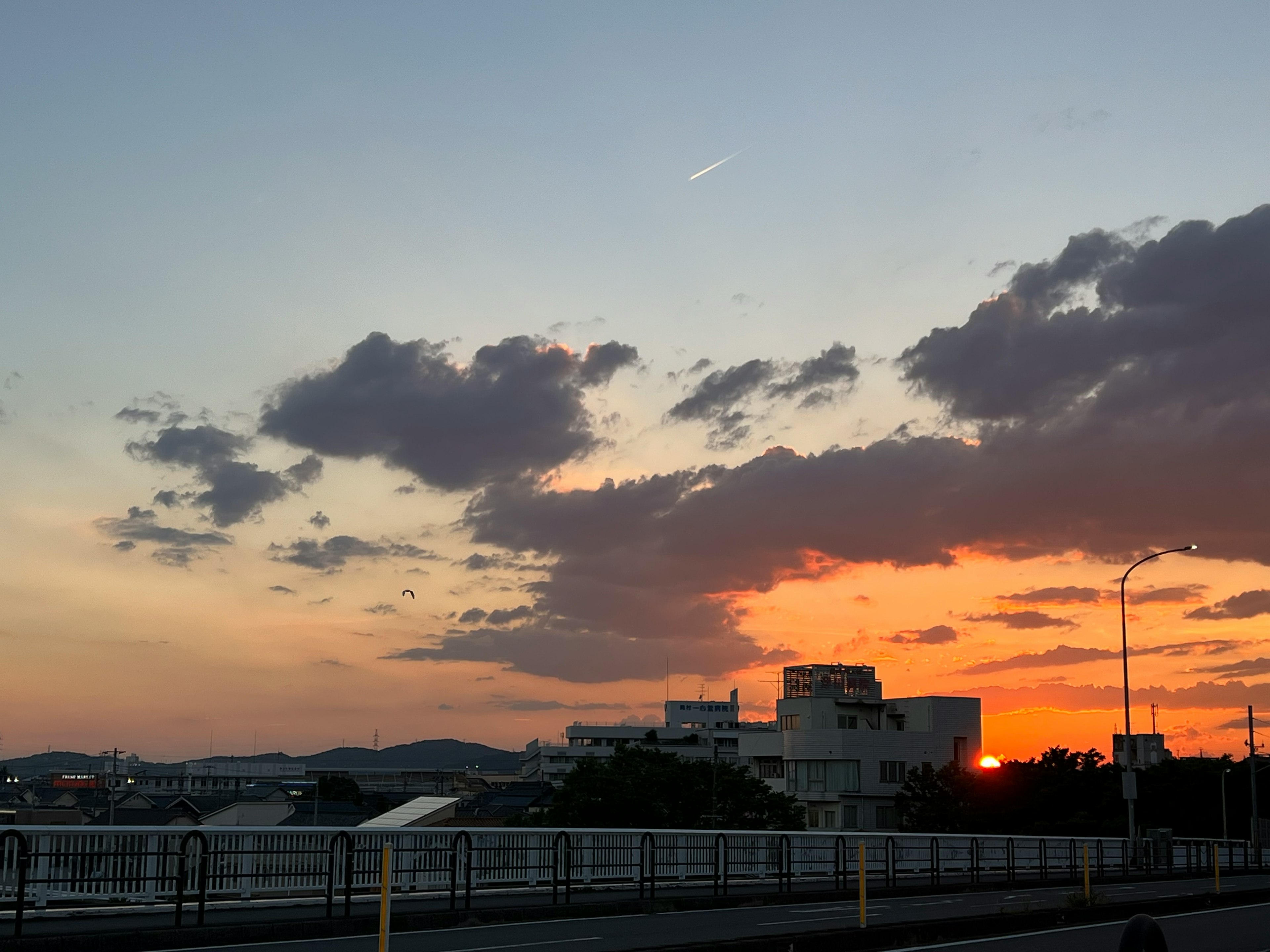 夕焼けの空と雲が広がる風景