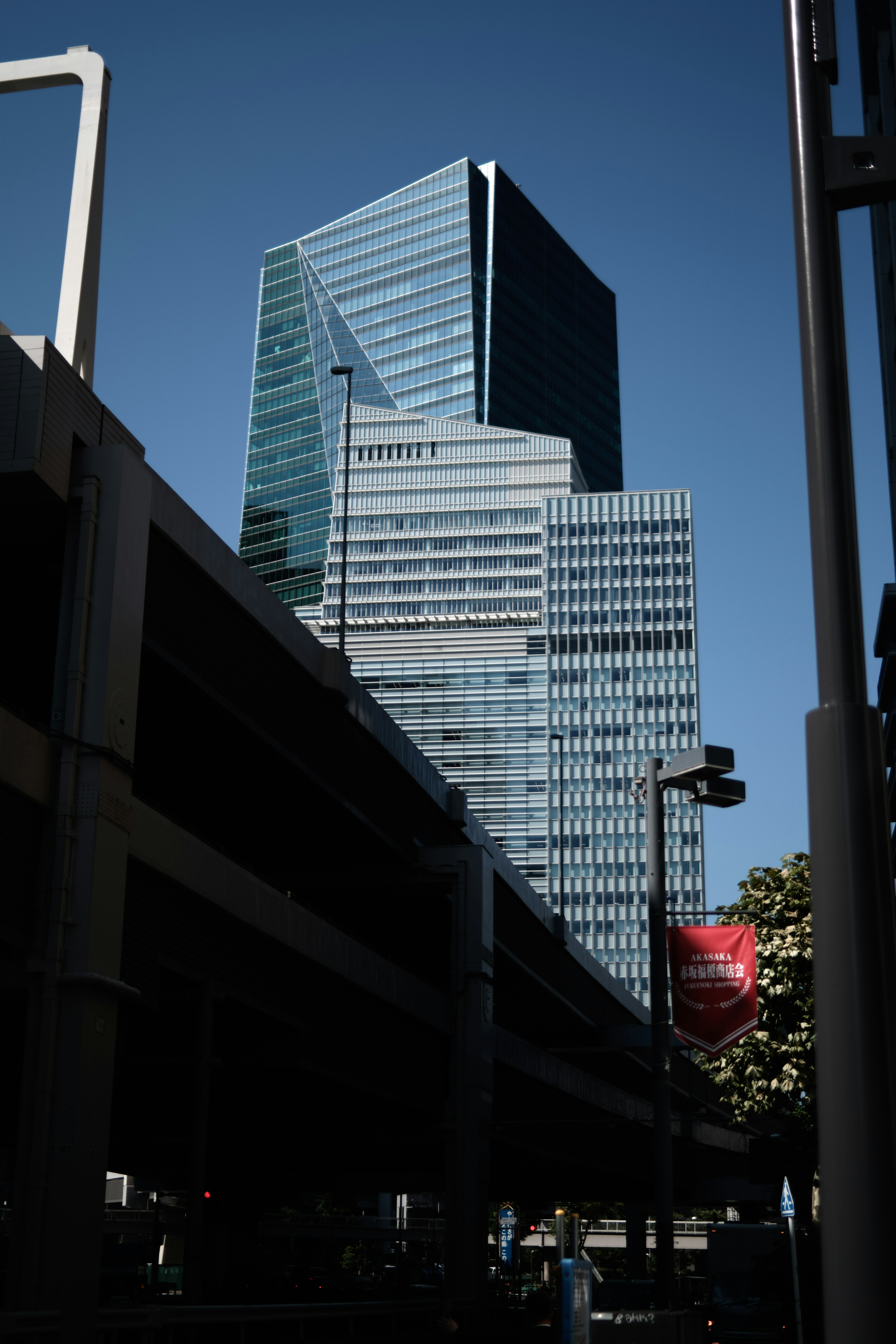 Paysage urbain avec des gratte-ciels modernes sous un ciel bleu