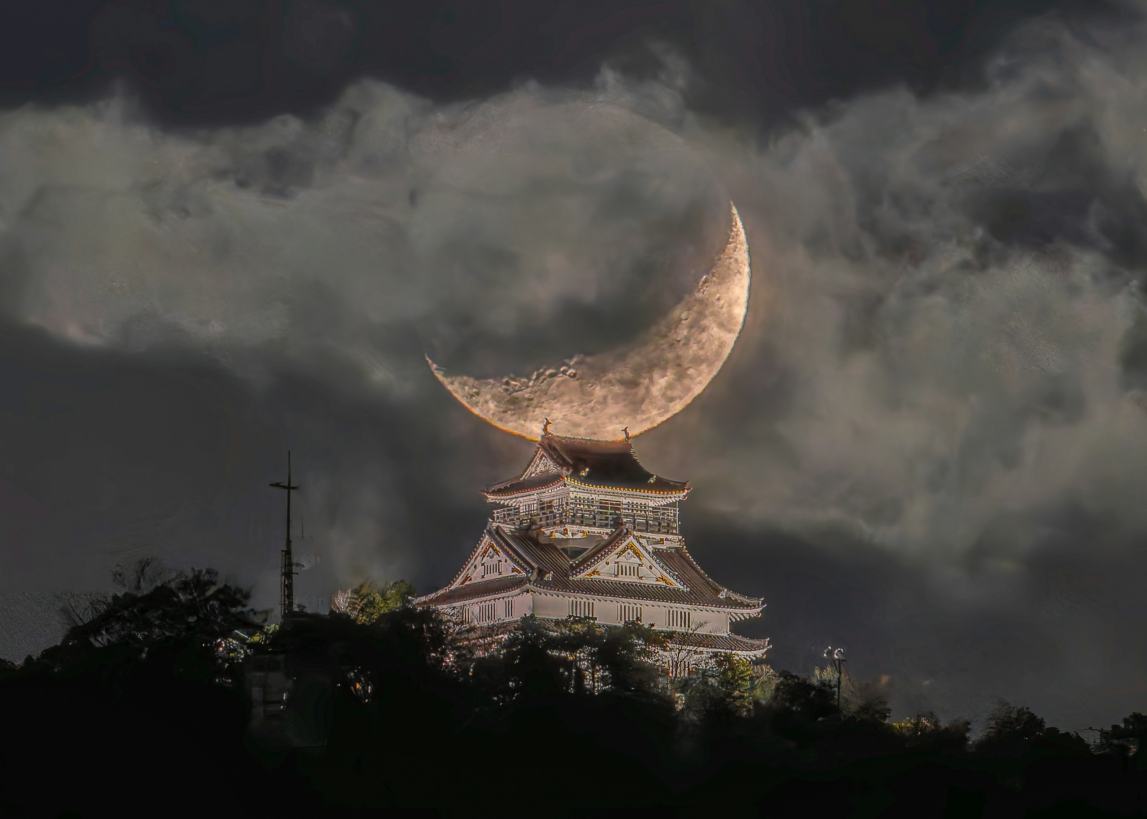 Une vue magnifique d'un château avec une lune croissante flottant au-dessus de lui parmi les nuages