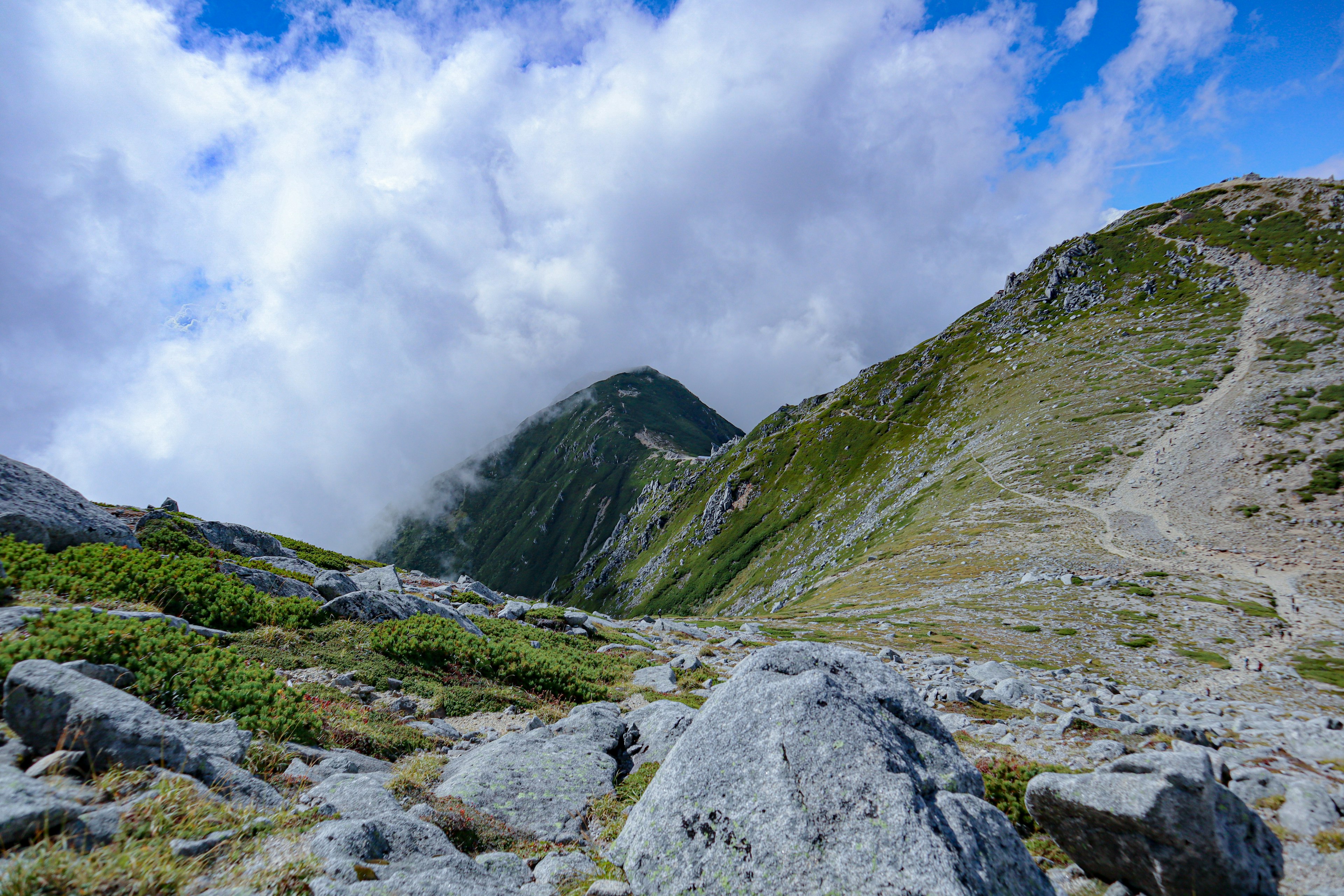 Berglandschaft mit Wolken und steinigem Terrain