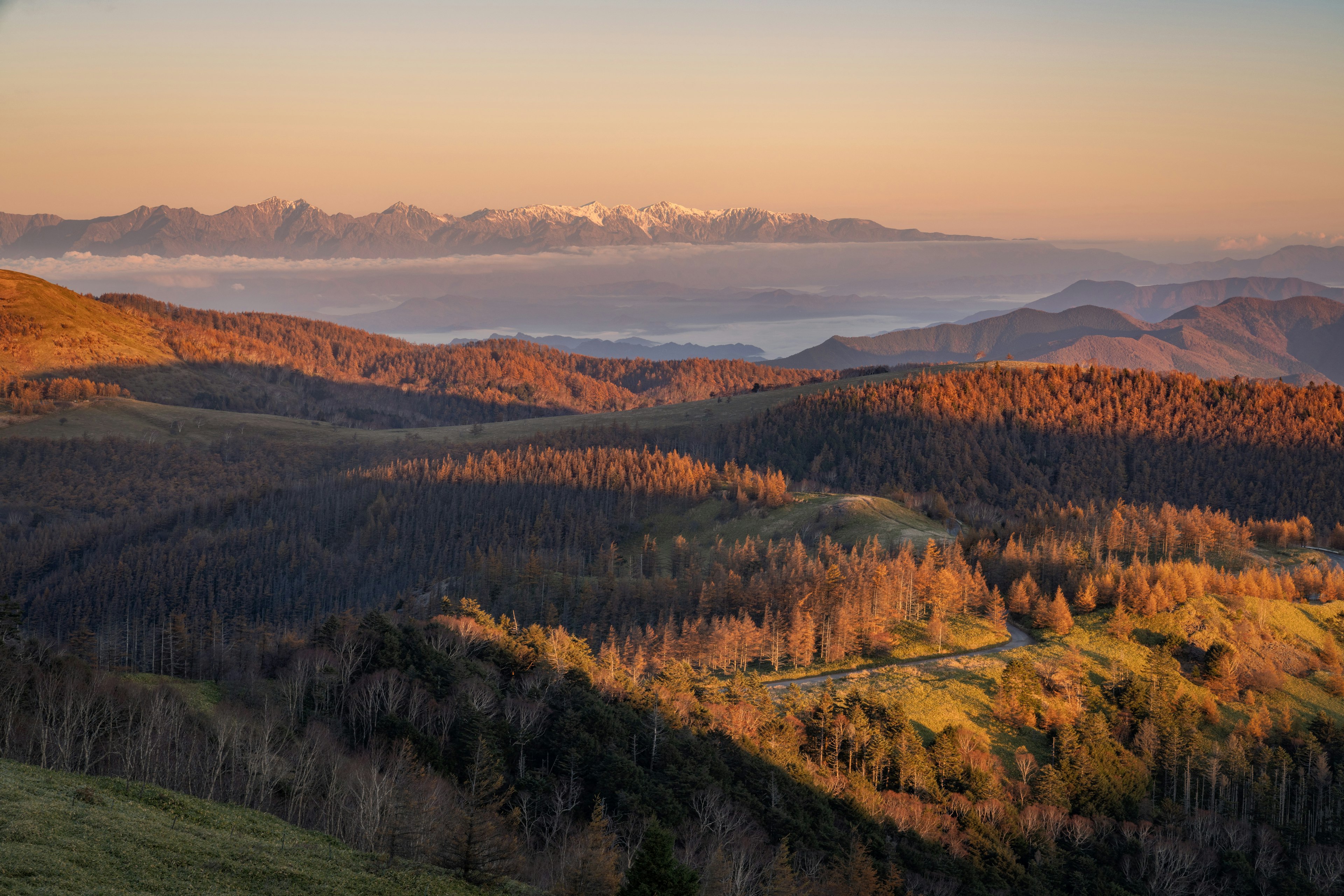 Impresionante cordillera con un paisaje al atardecer