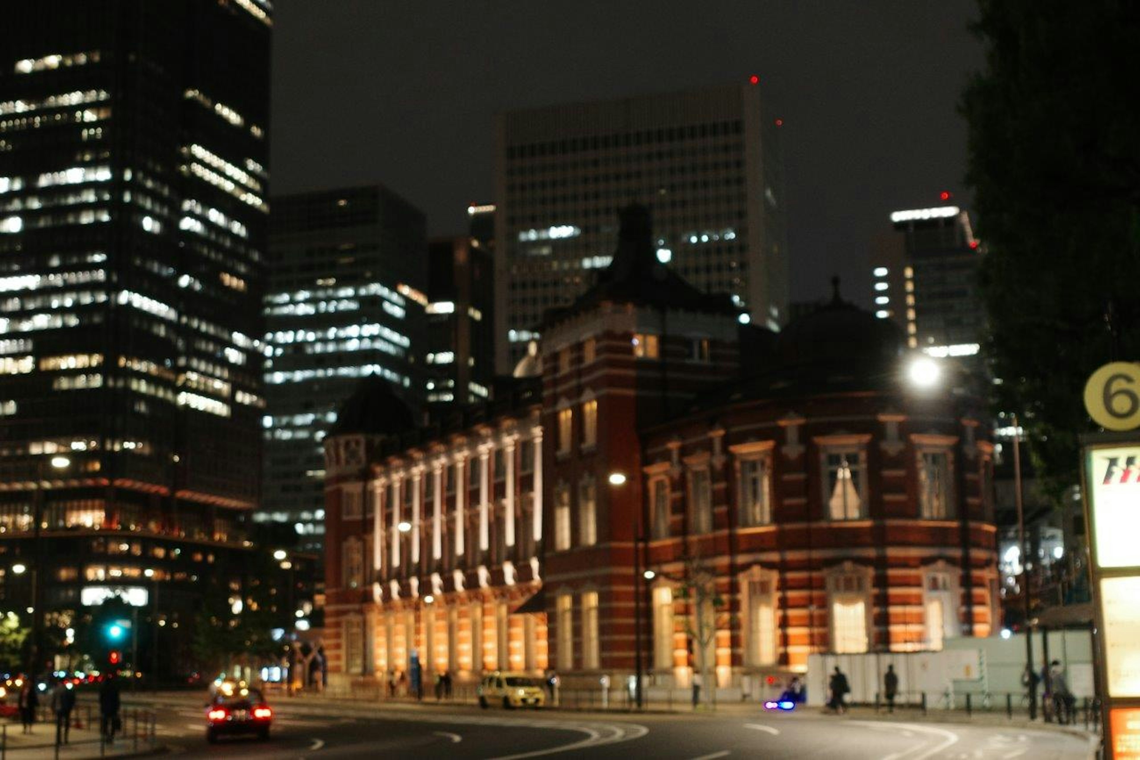 東京駅の歴史的な建物が夜に美しく照らされている