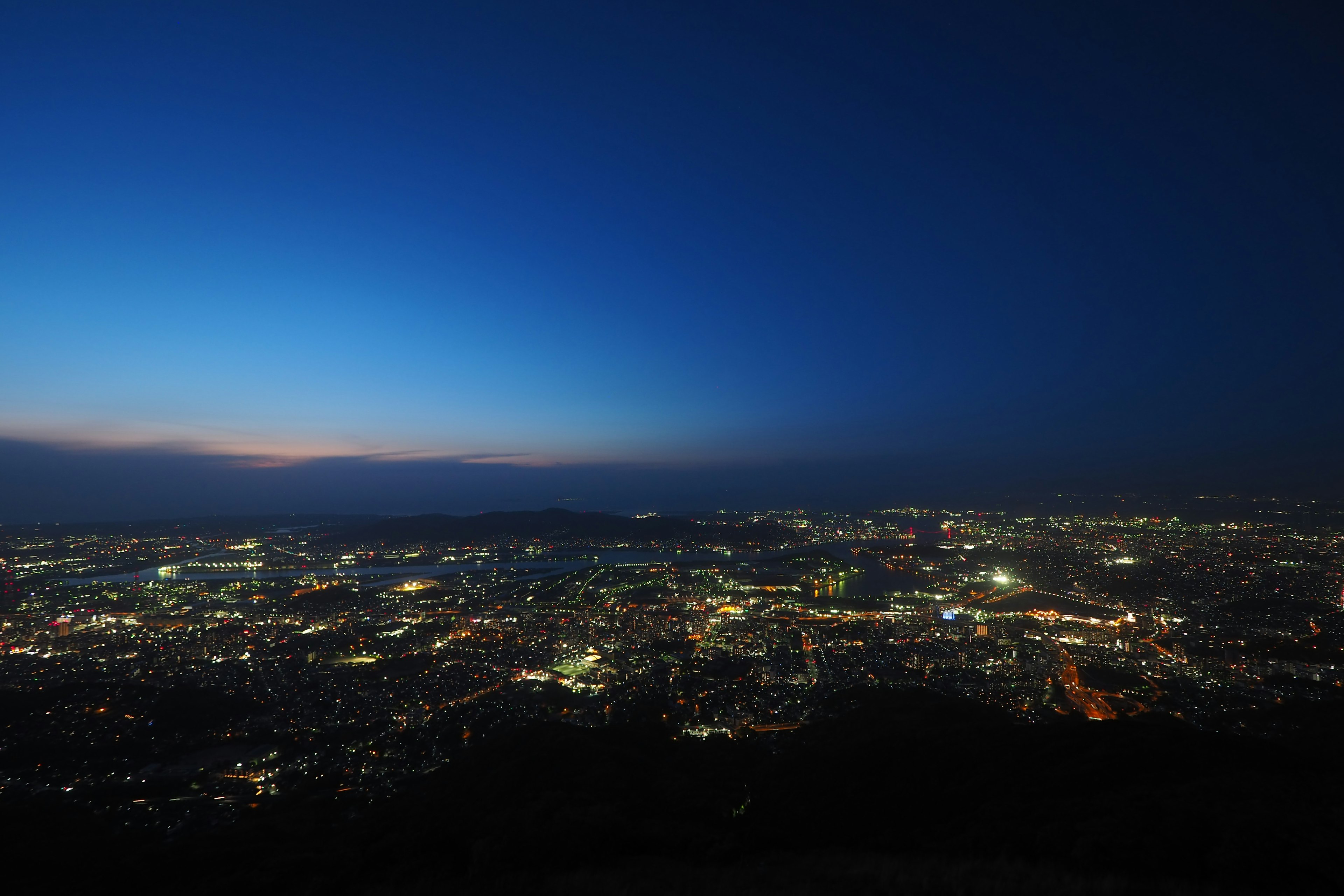 Magnifique paysage urbain nocturne avec un ciel bleu