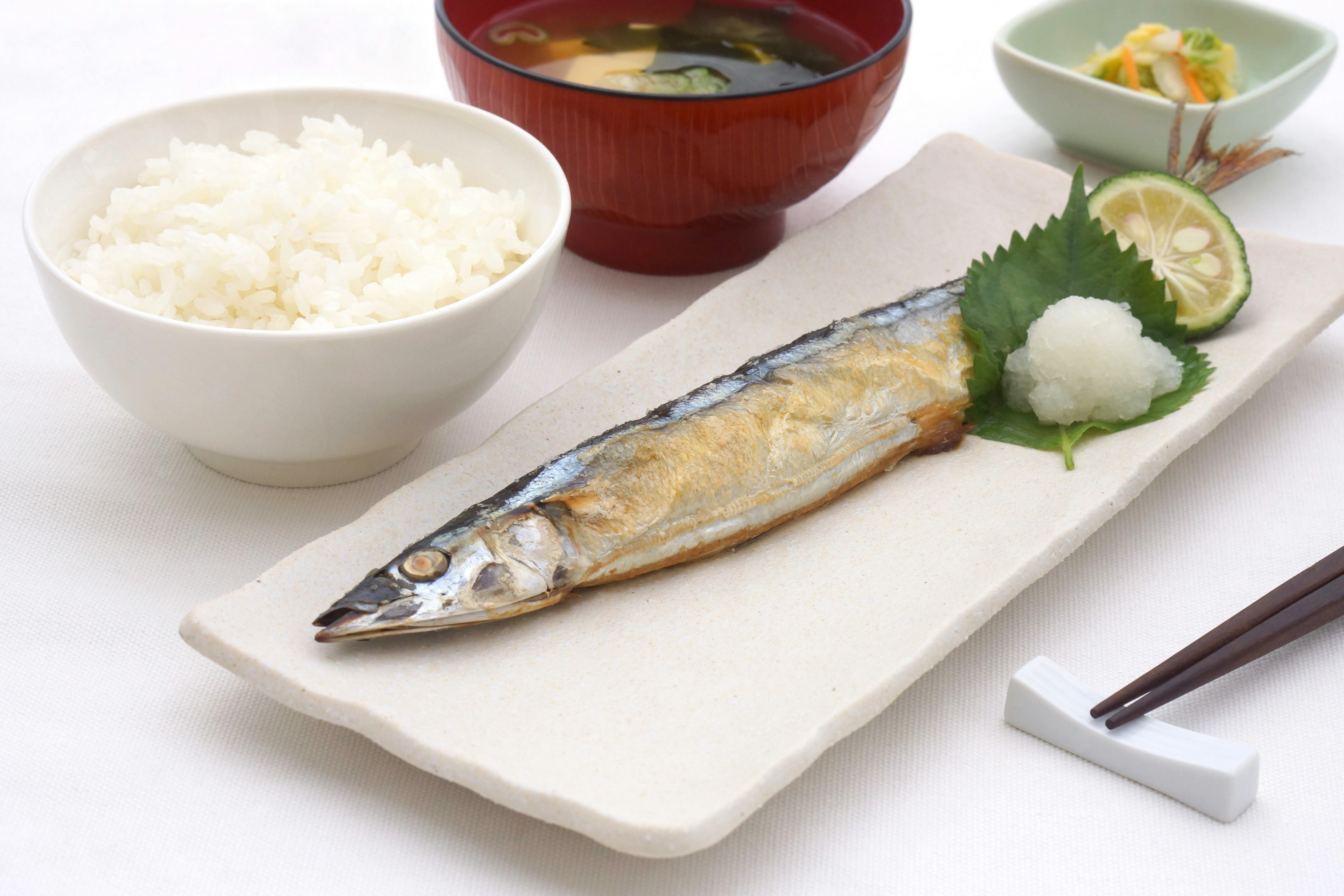 Ikan sanma panggang disajikan dengan nasi, sup miso, dan acar