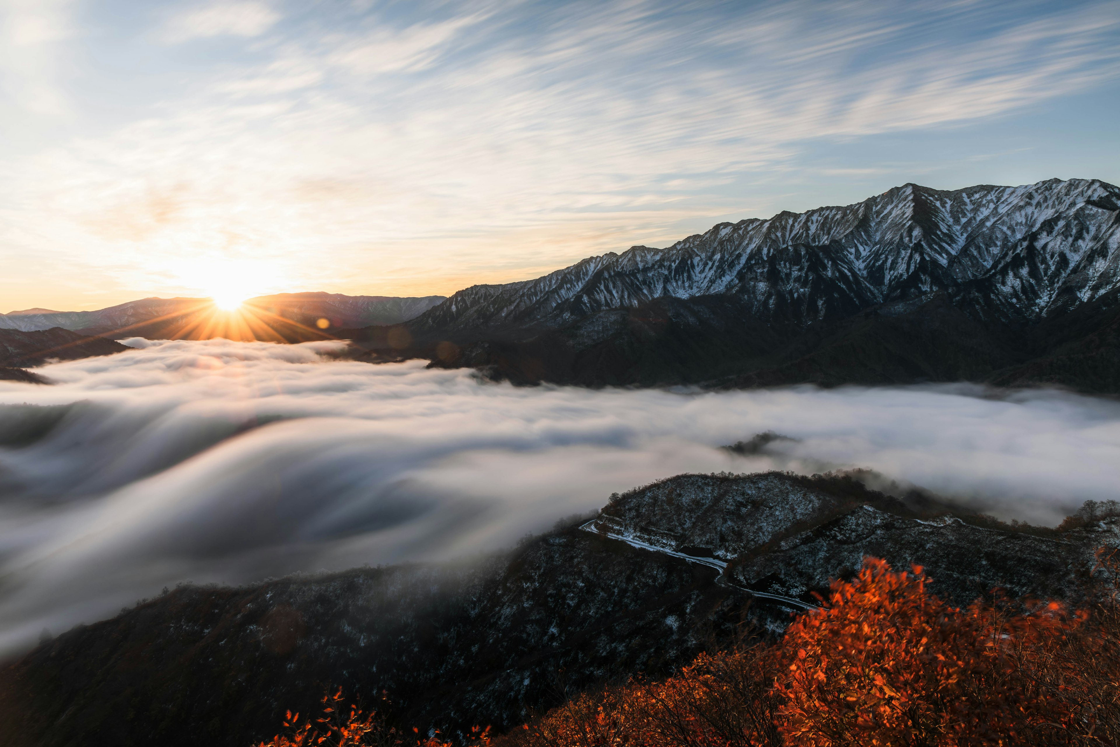 Alba sulle montagne e sulla valle avvolta nella nebbia