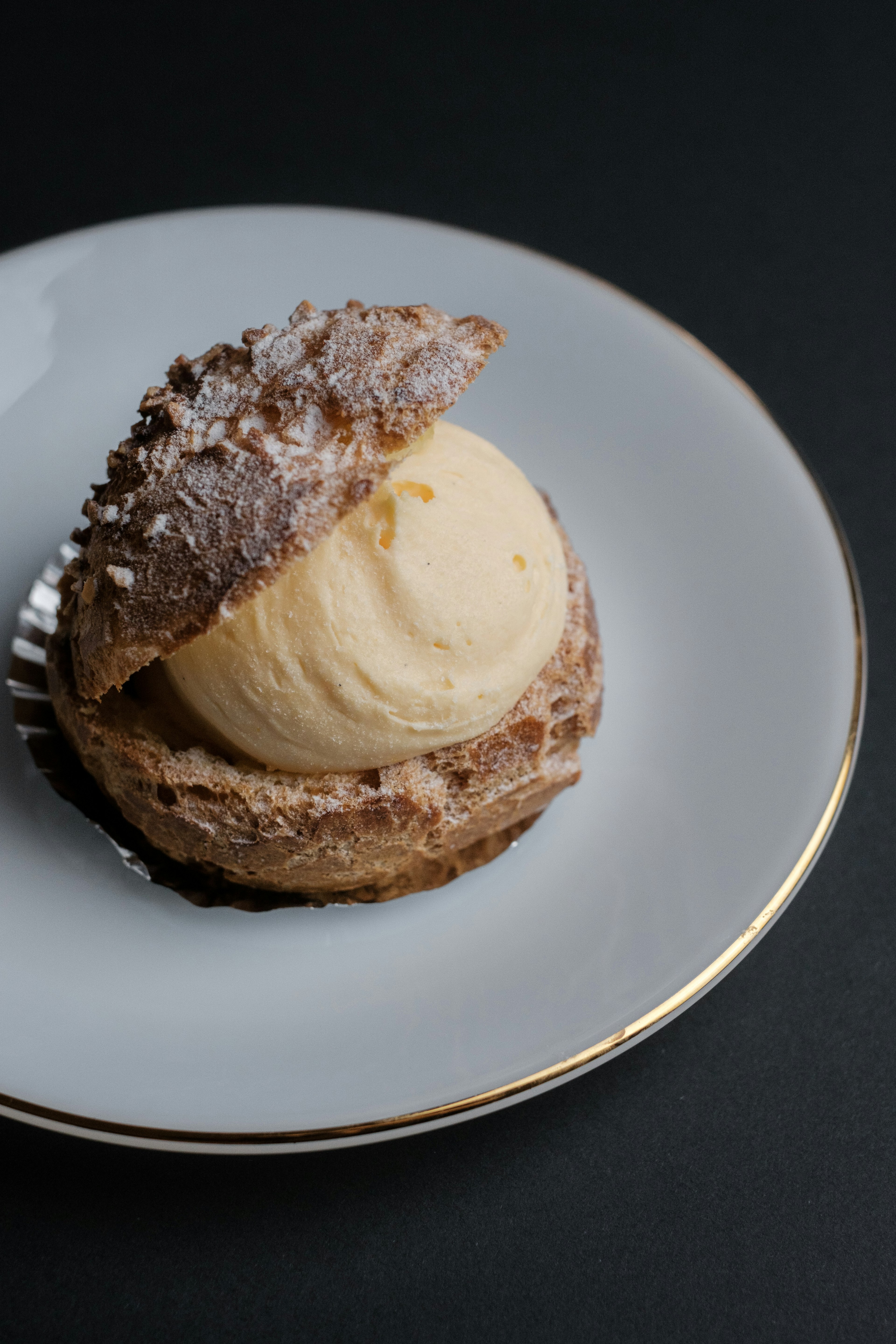 Pastelería de postre rellena de crema en un plato blanco