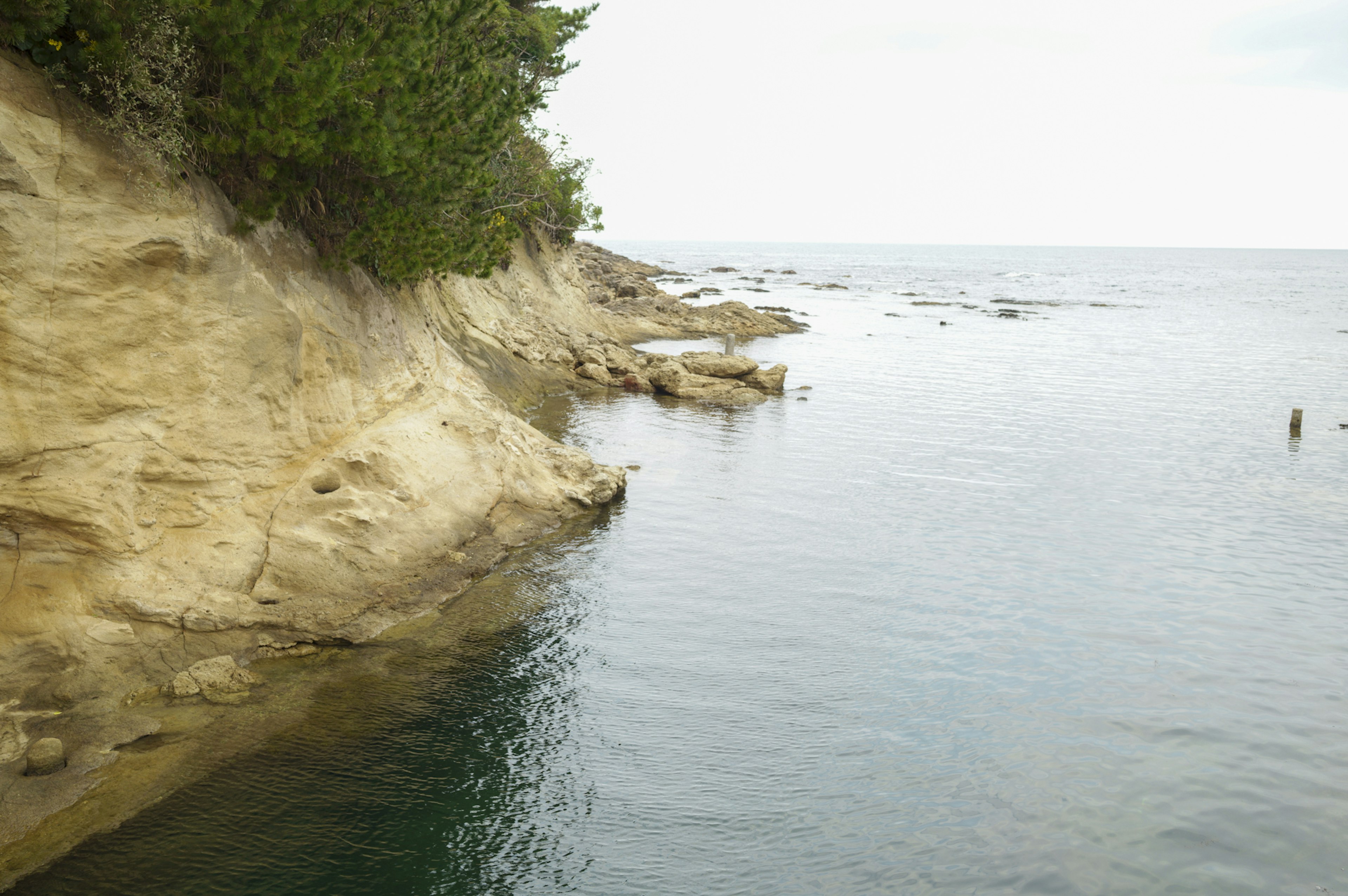 穏やかな海と岩のある岸辺の風景