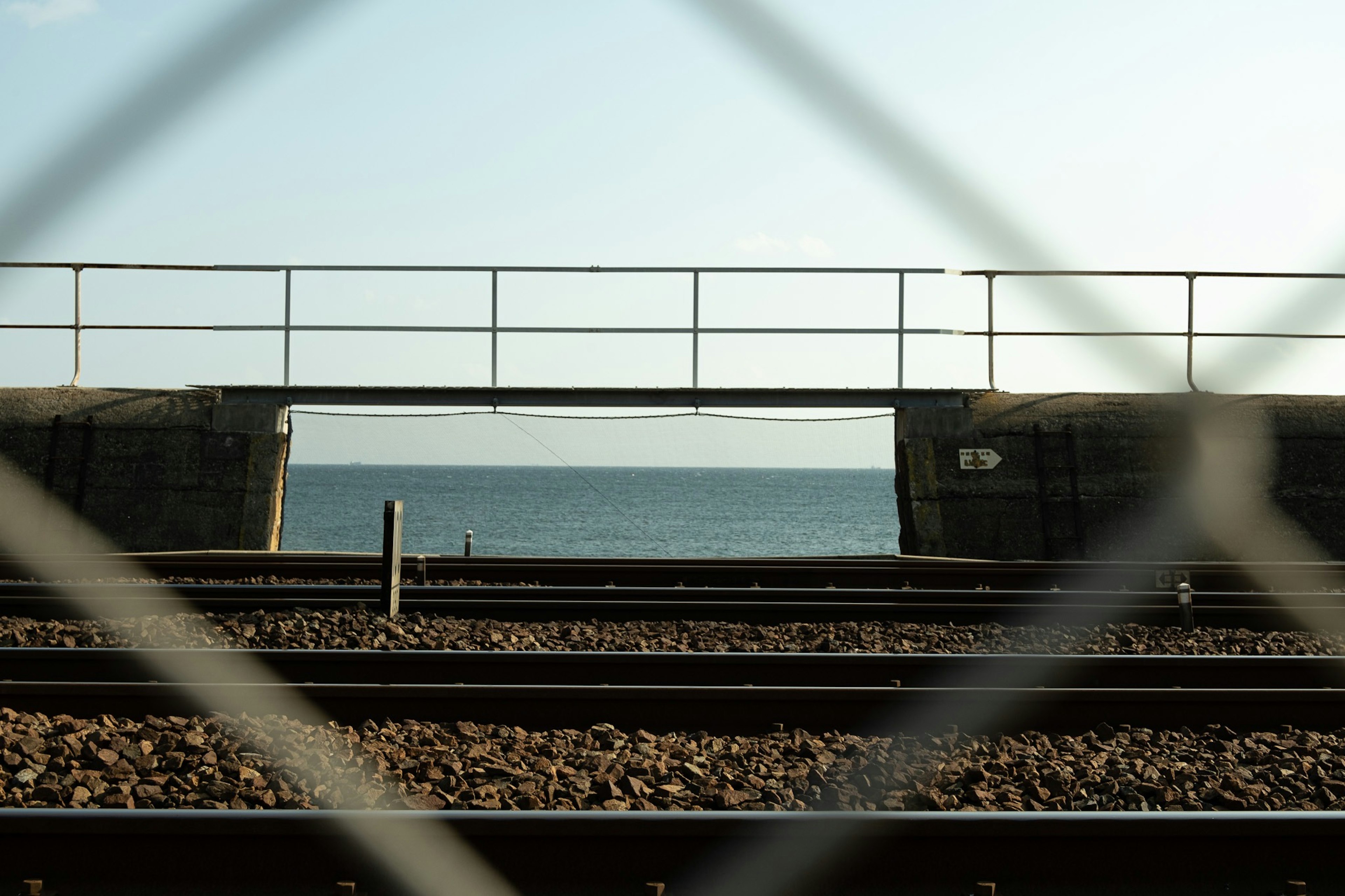 Binari ferroviari con vista sul mare sullo sfondo