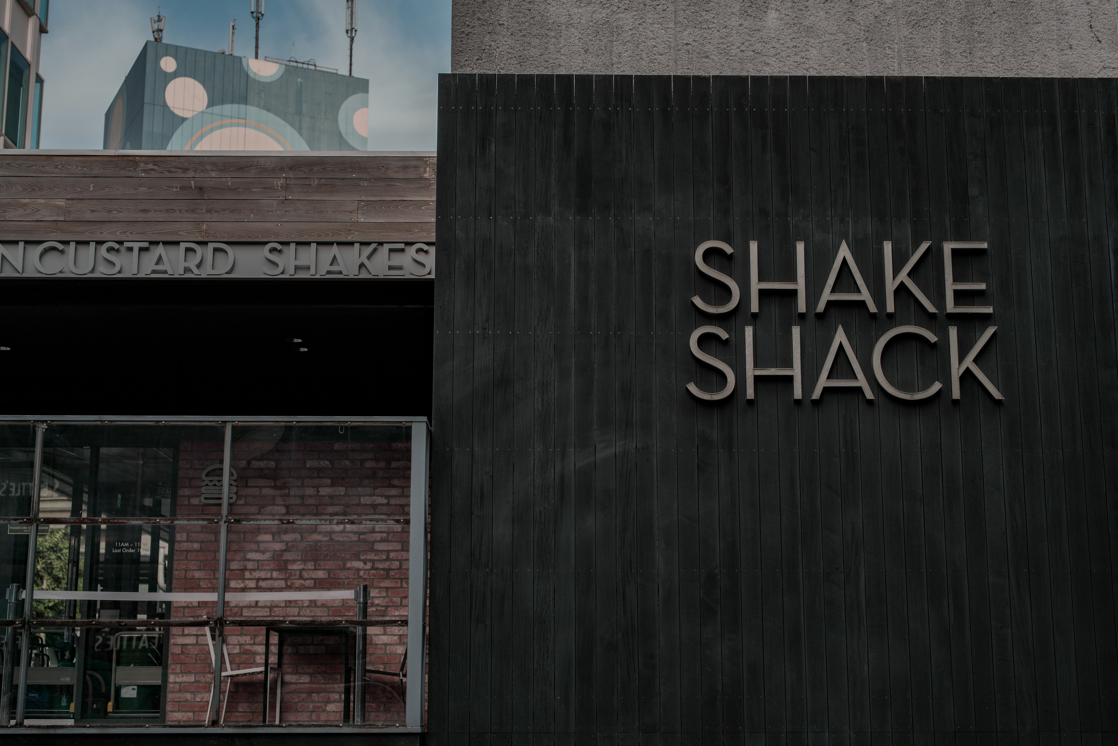 Panneau Shake Shack avec extérieur de bâtiment moderne