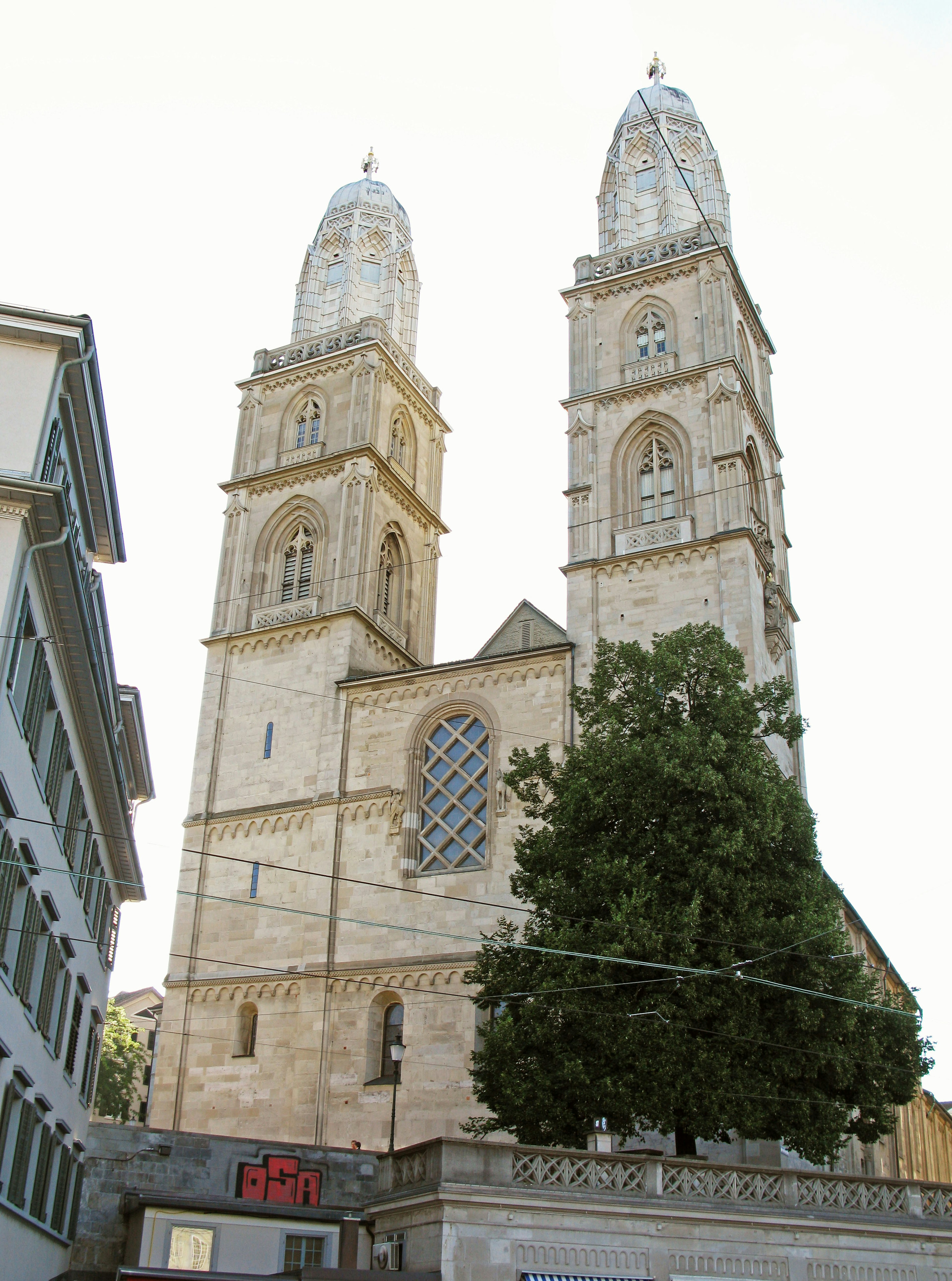 Vista exterior de la iglesia Fraumünster de Zúrich con dos torres y hermosa arquitectura gótica