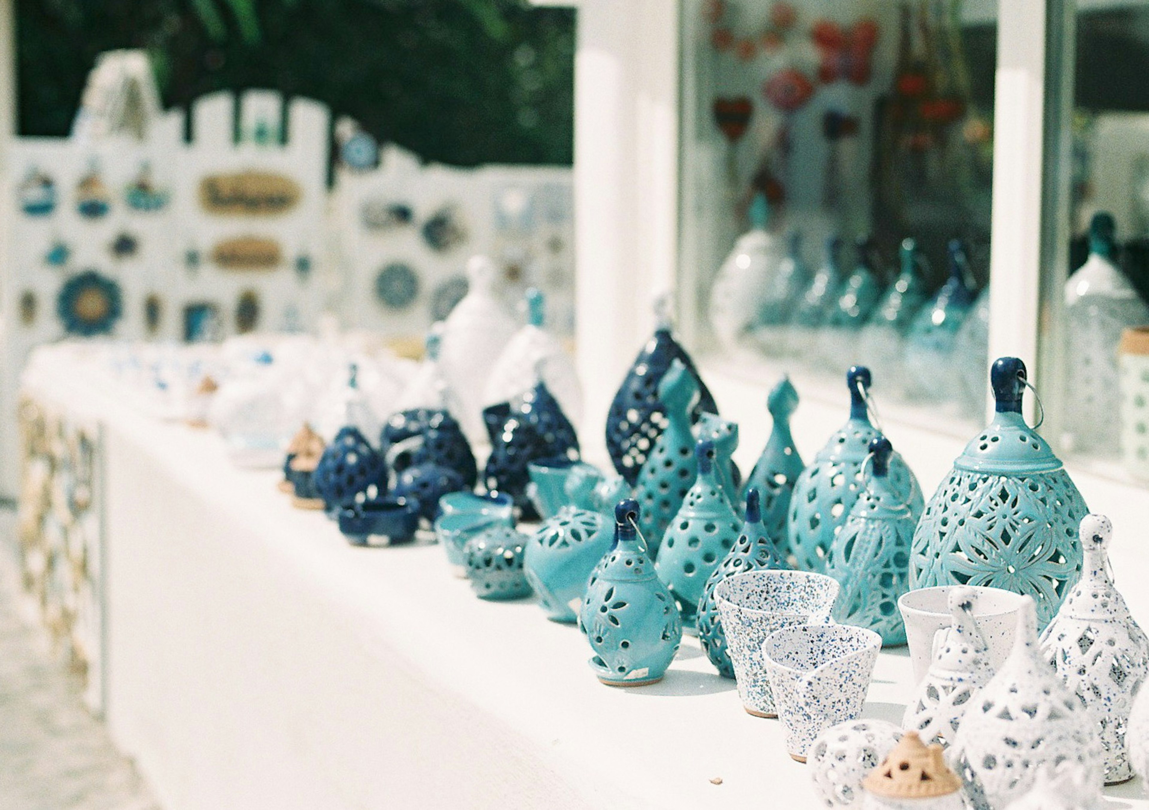 Pottery décor bleu et blanc exposée dans un marché en plein air