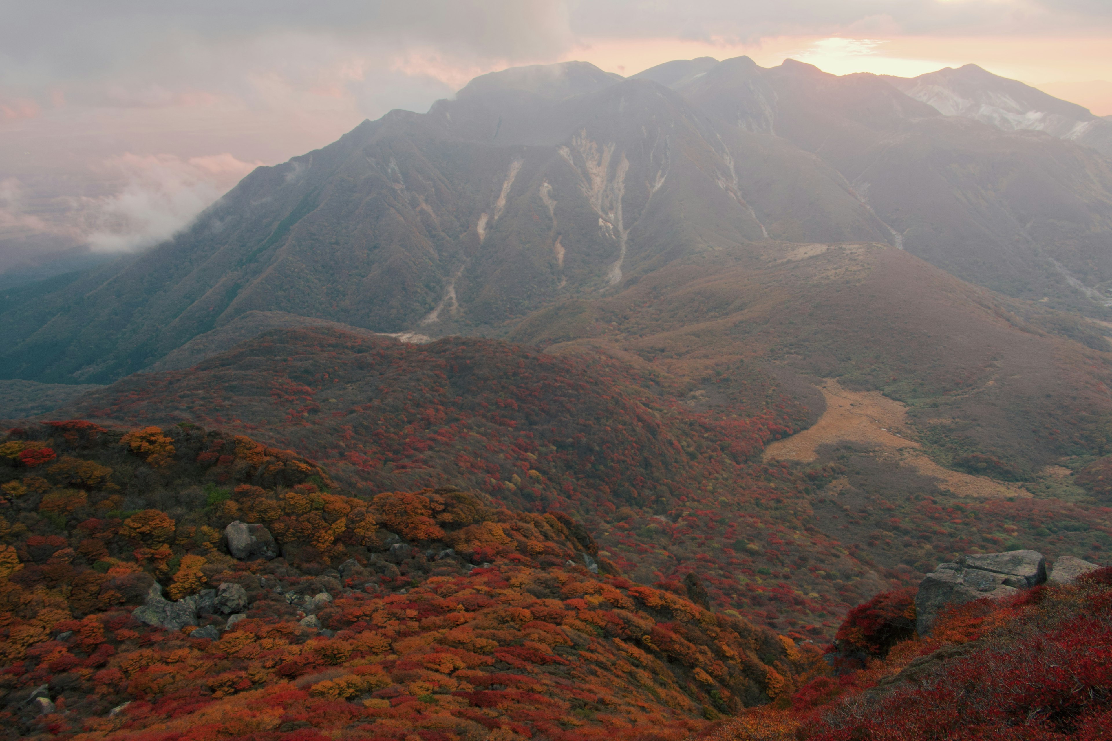 秋の色合いが美しい山々の風景