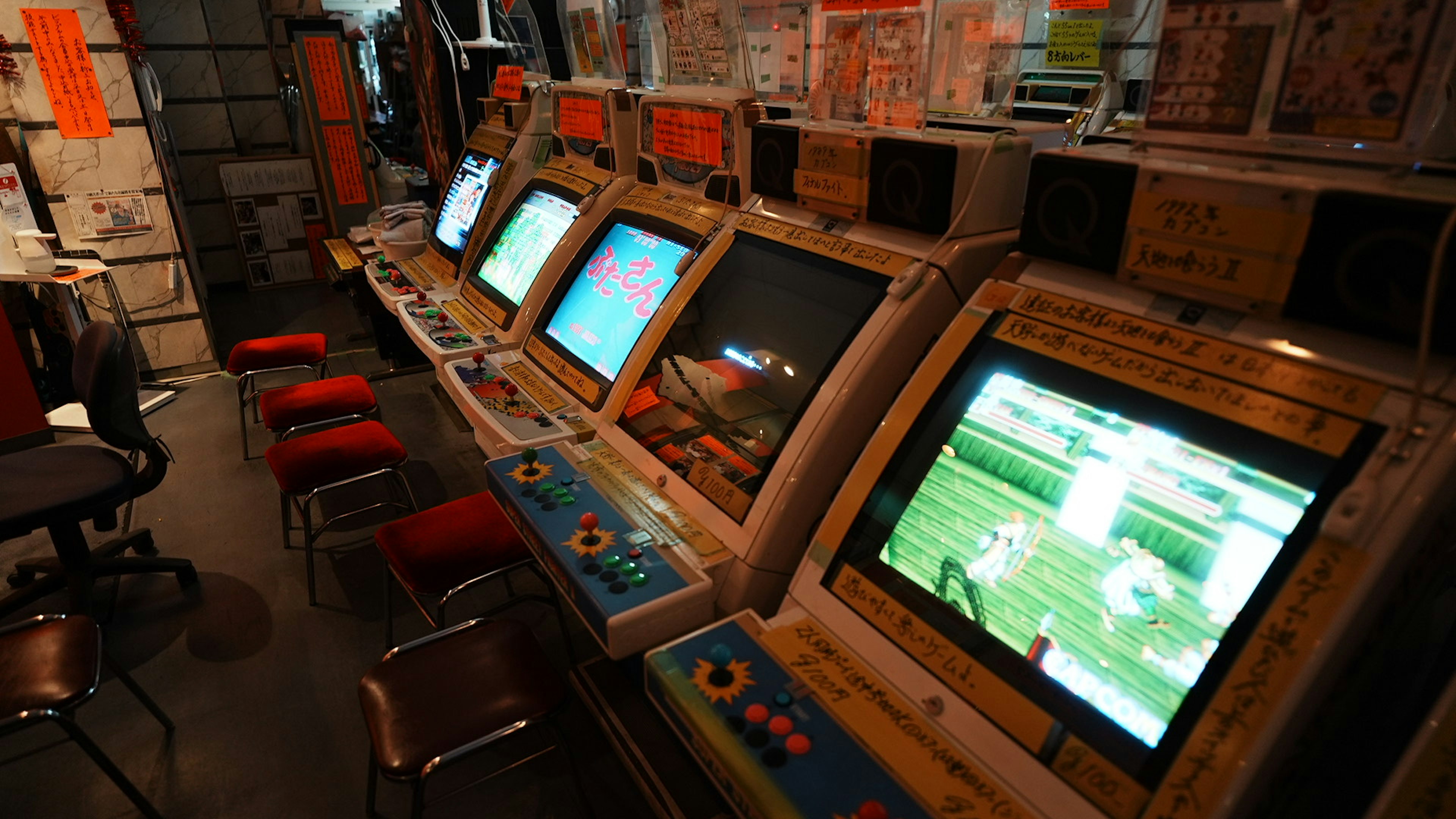 Interior de una sala de juegos con máquinas retro