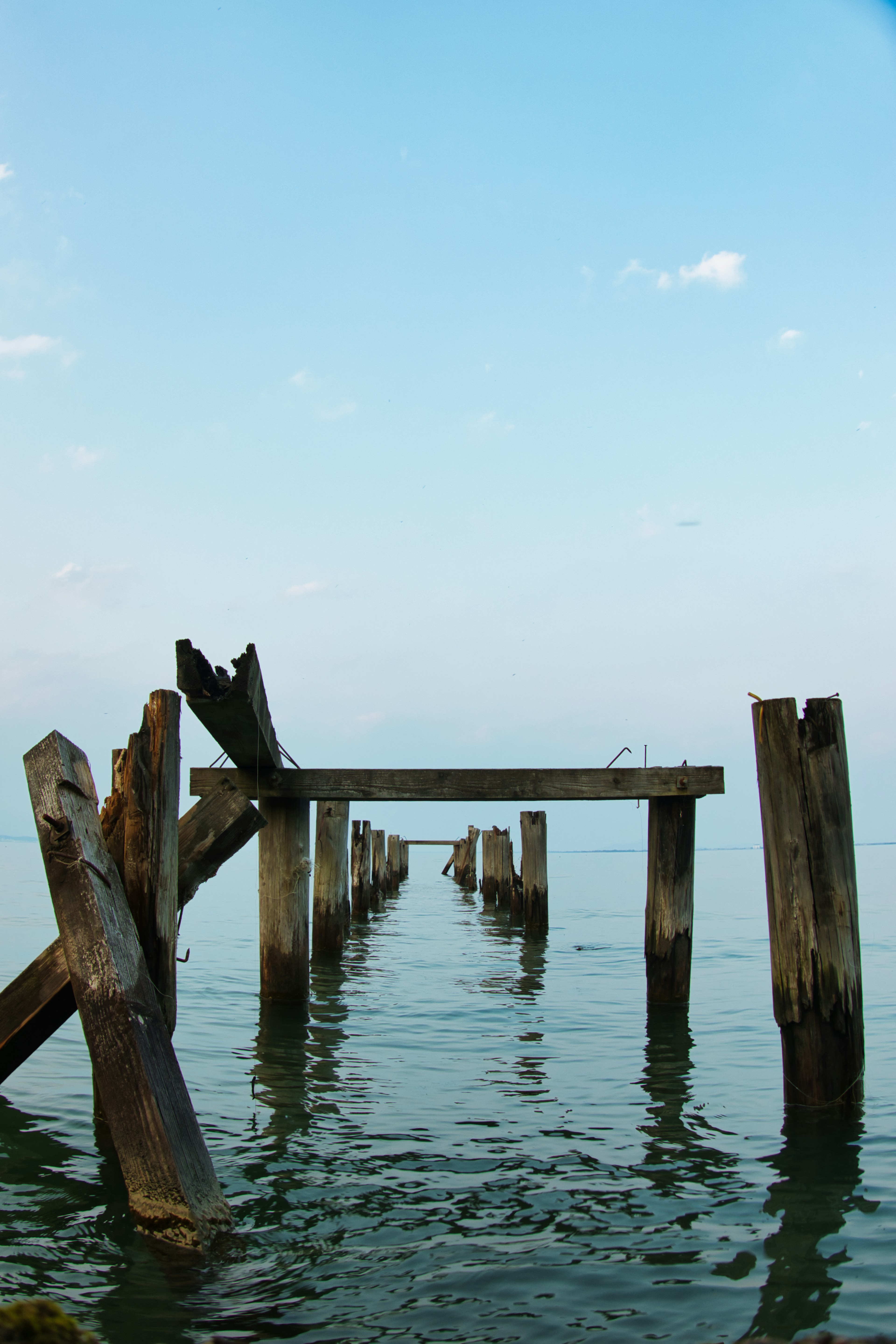 Pemandangan dermaga kayu tua yang membentang ke laut