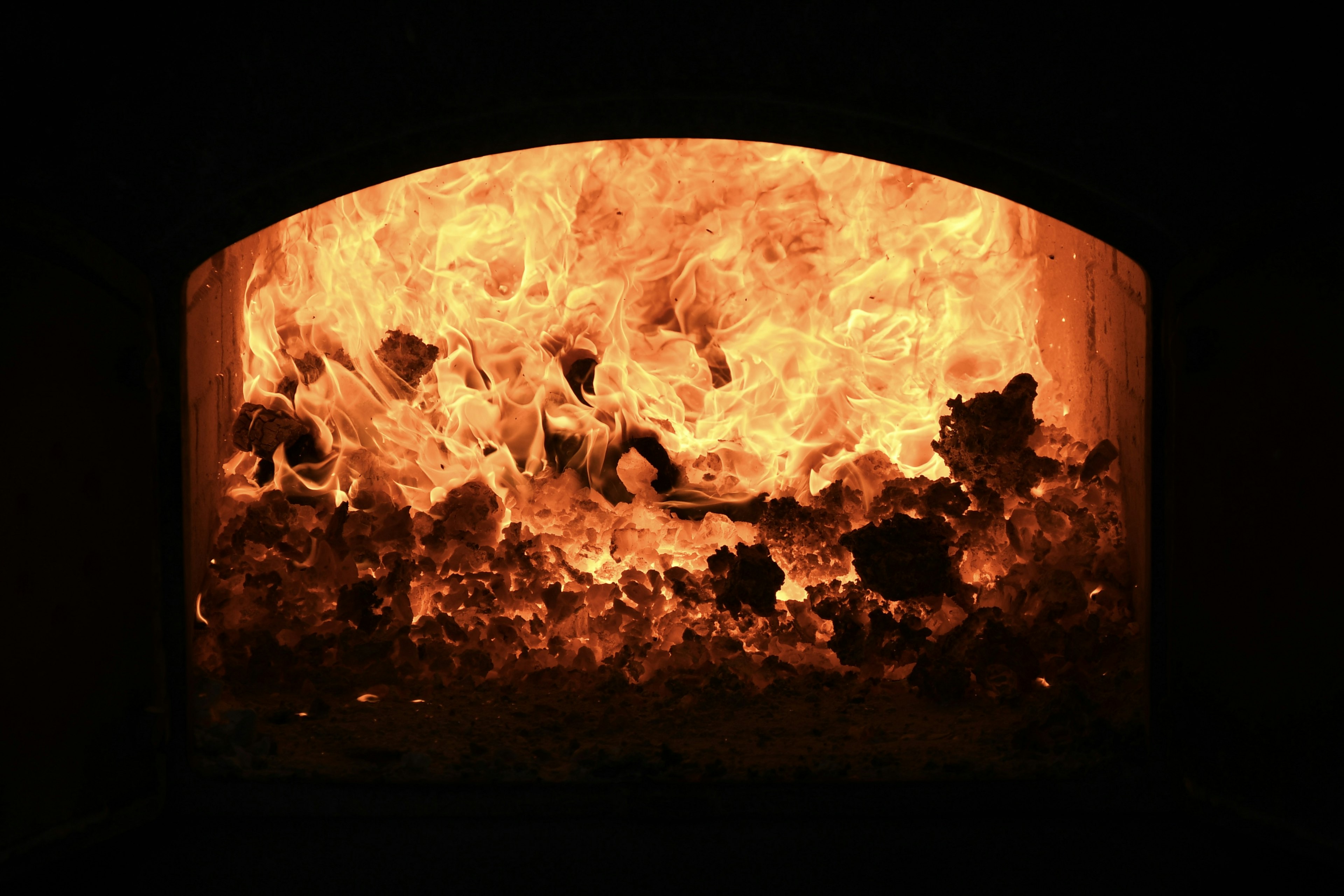 Image de flammes rugissantes à l'intérieur d'un four