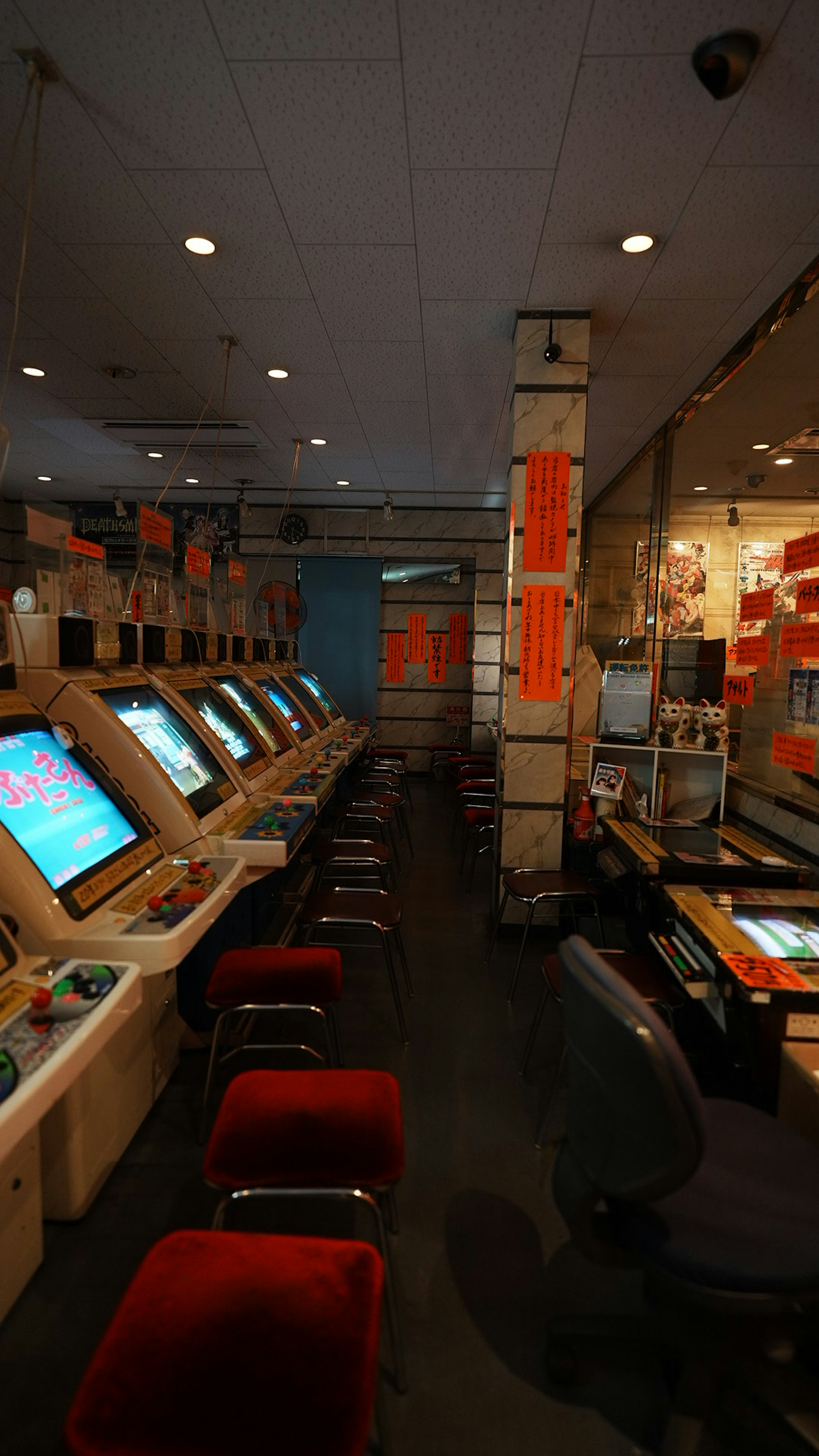 Interior de un centro de arcade con múltiples máquinas de juegos arcade