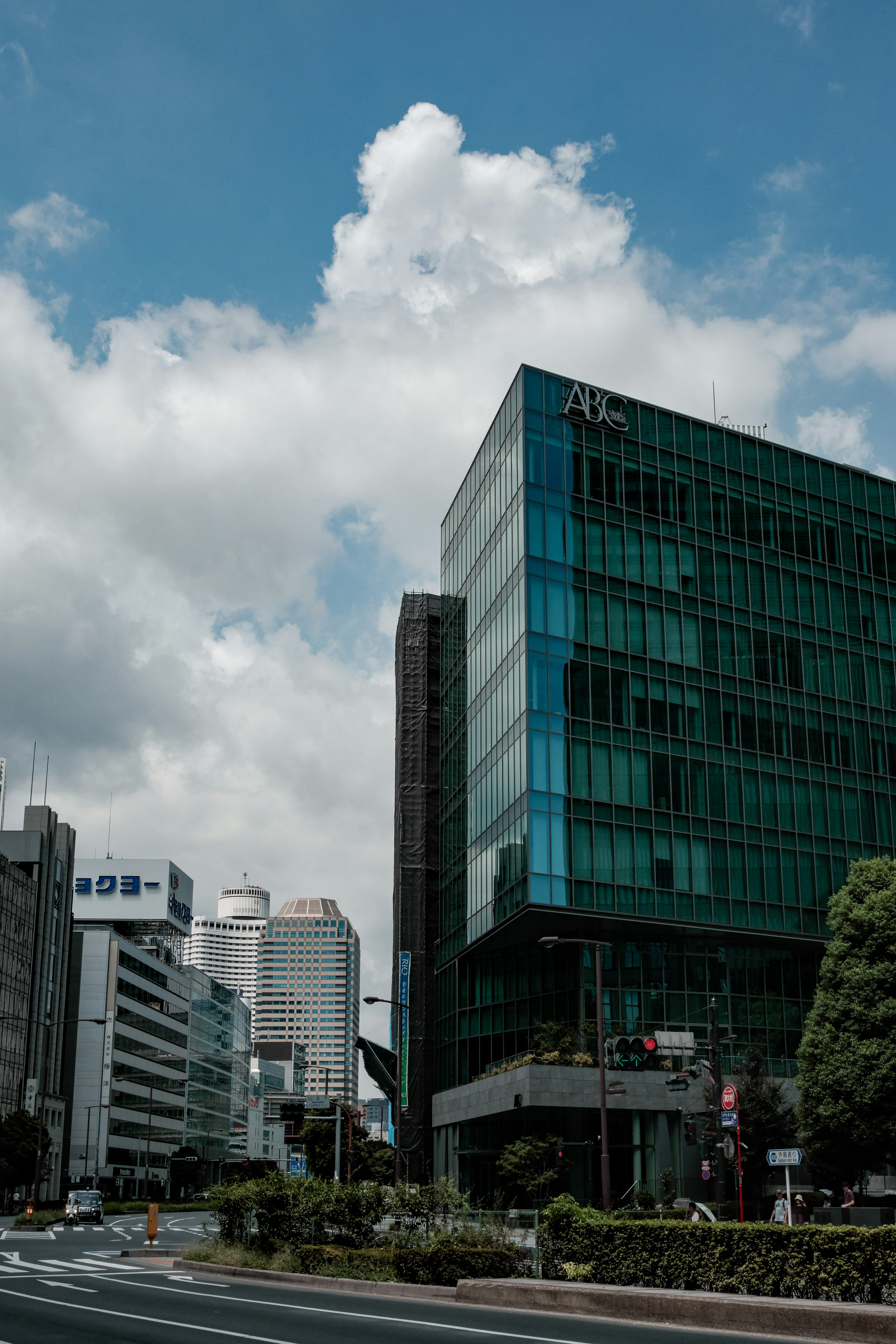 Paisaje urbano con un edificio moderno de vidrio bajo un cielo azul