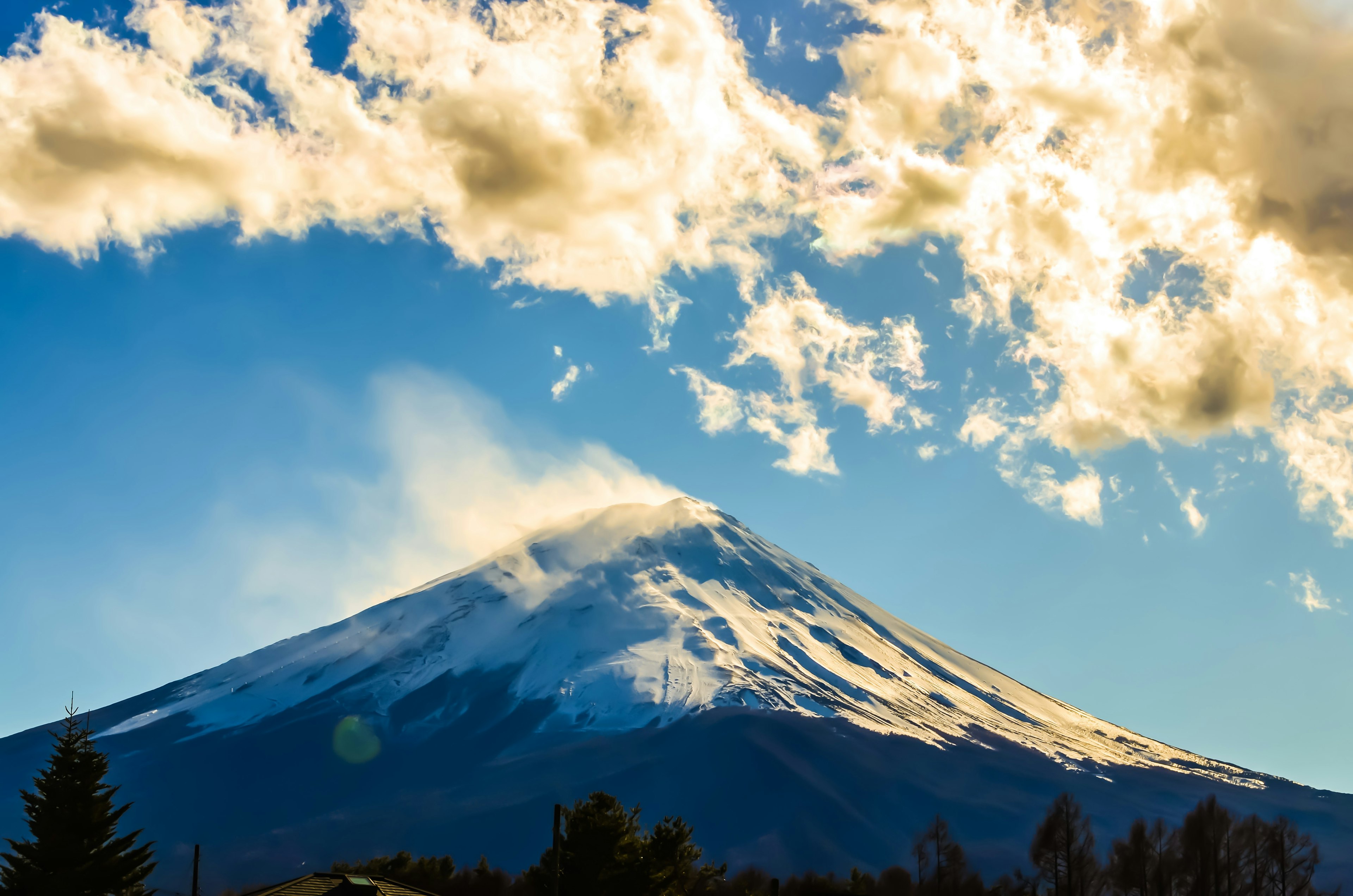 富士山の雪を冠した頂上と青空に浮かぶ雲